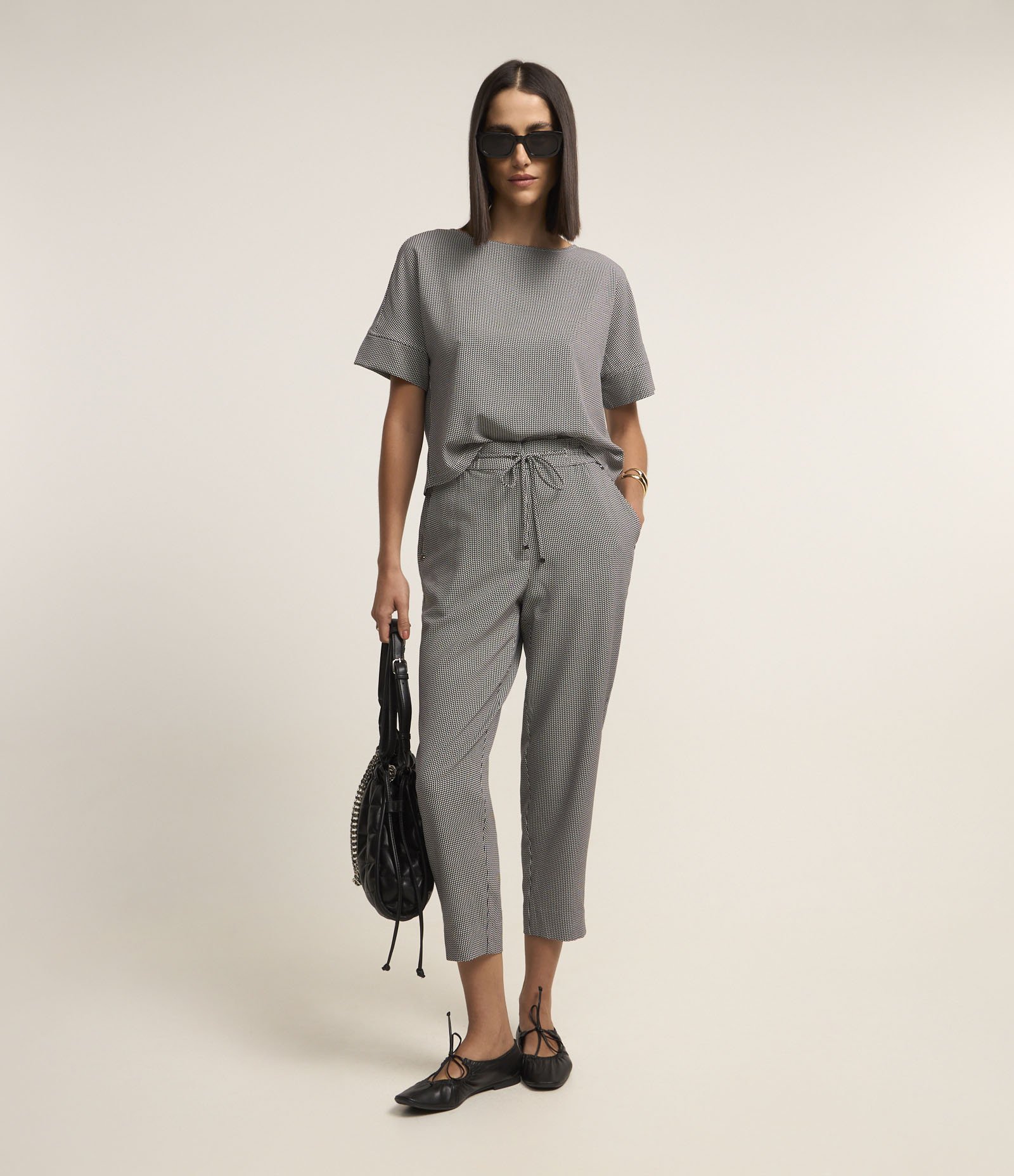 Blusa em Crepe Sem Cava com Estampa Geométrica Preto 2