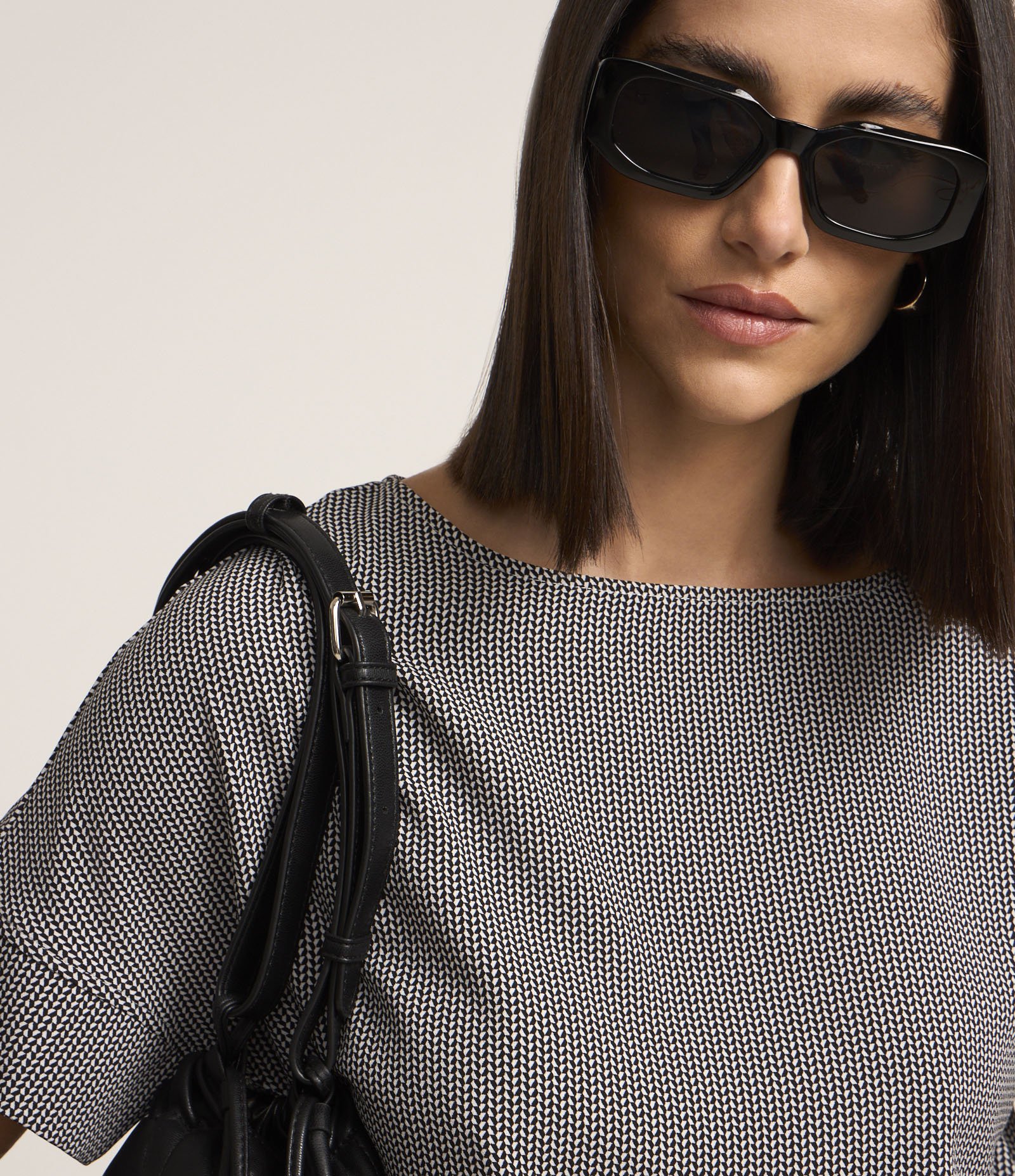 Blusa em Crepe Sem Cava com Estampa Geométrica Preto 3