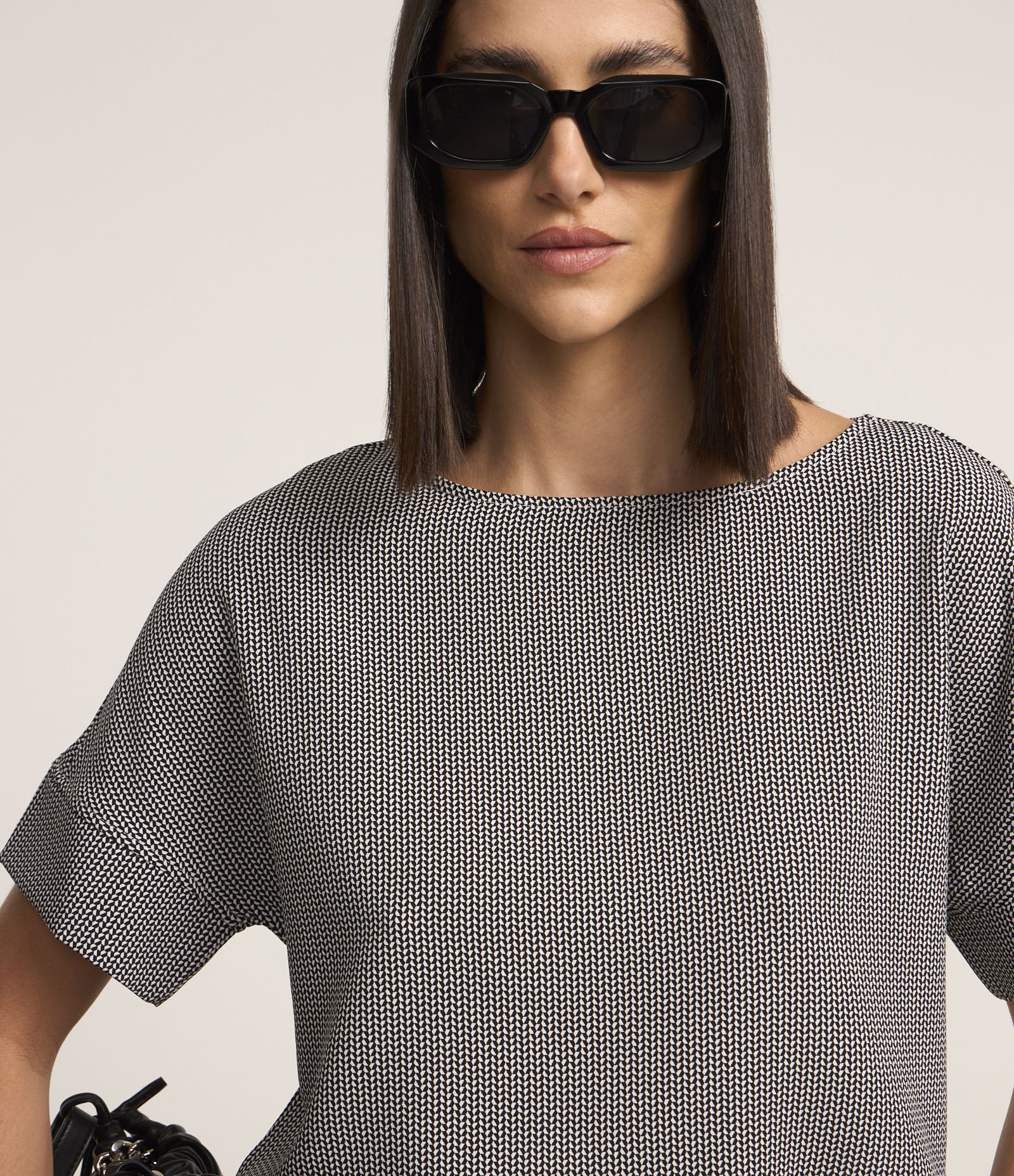 Blusa em Crepe Sem Cava com Estampa Geométrica Preto 4