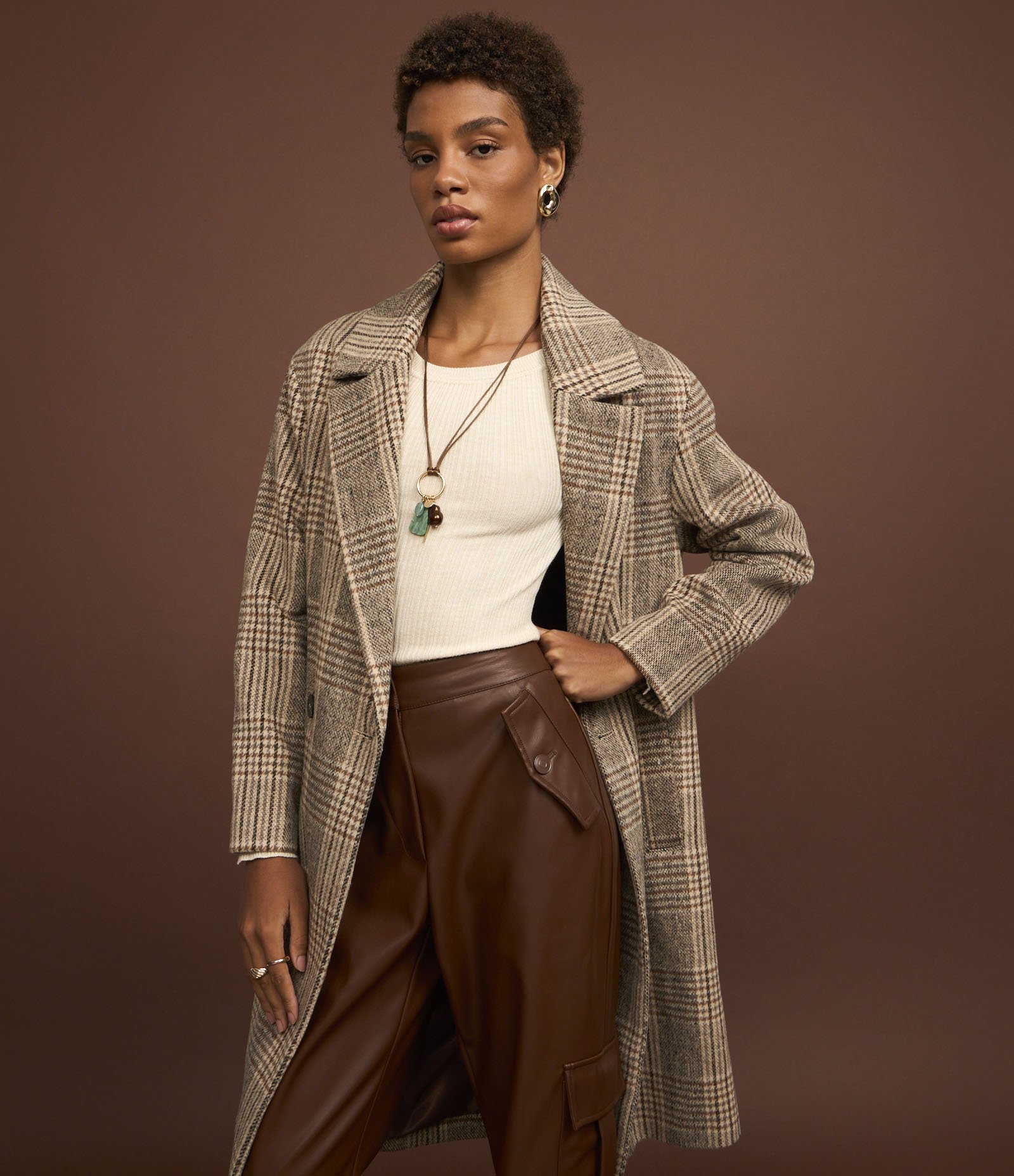 Calça Reta em PU com Bolsos Cargo Marrom 2