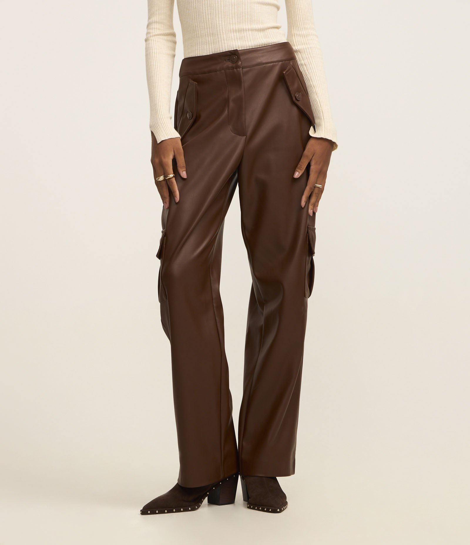 Calça Reta em PU com Bolsos Cargo Marrom 3