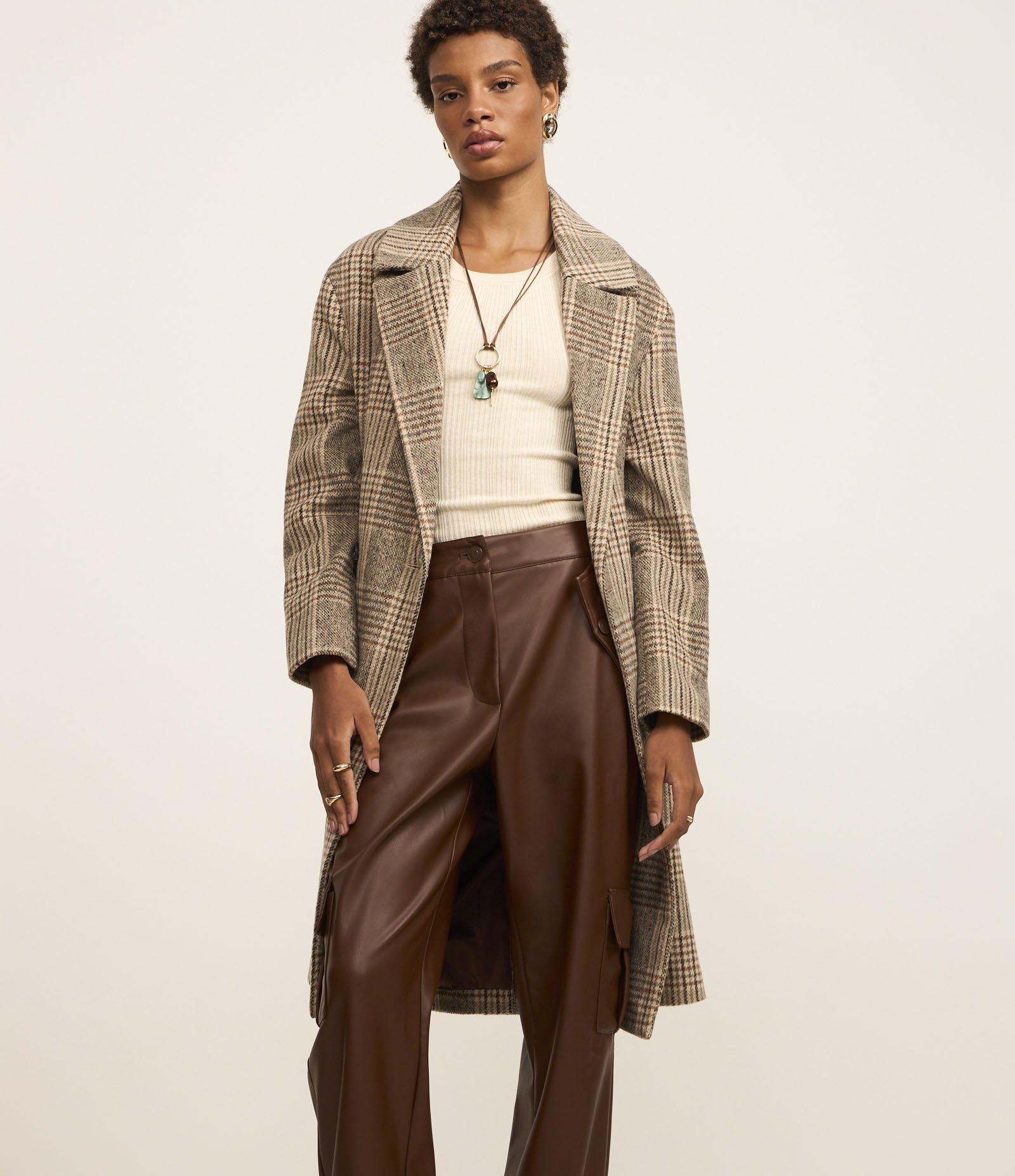 Calça Reta em PU com Bolsos Cargo Marrom 5