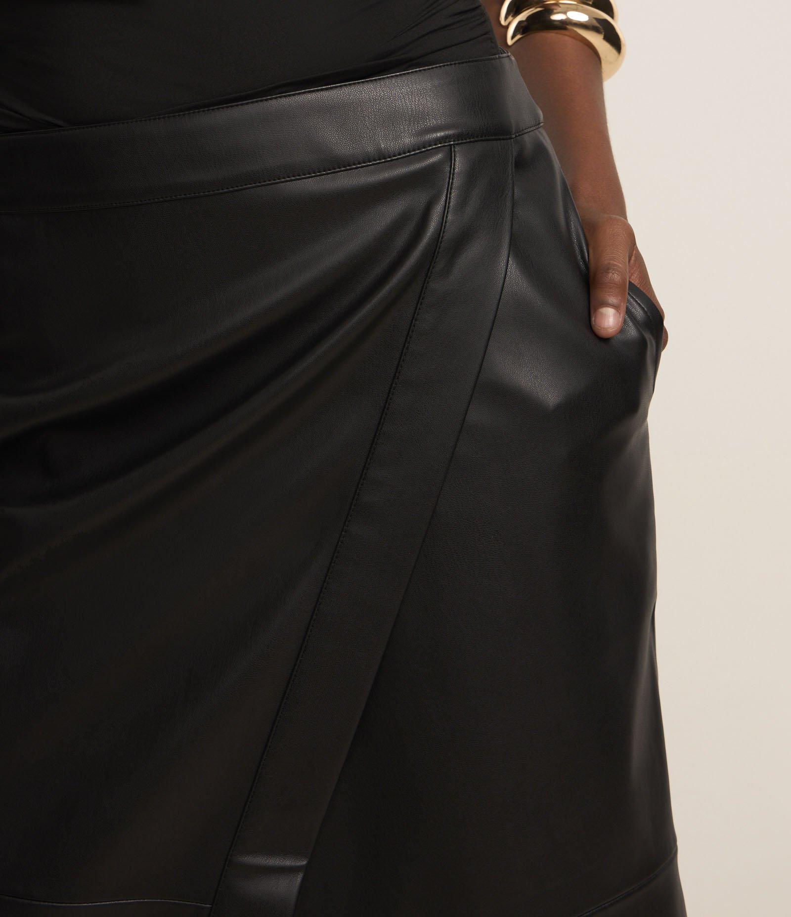 Saia Reta Midi em PU com Transpasse Envelope Preto 4