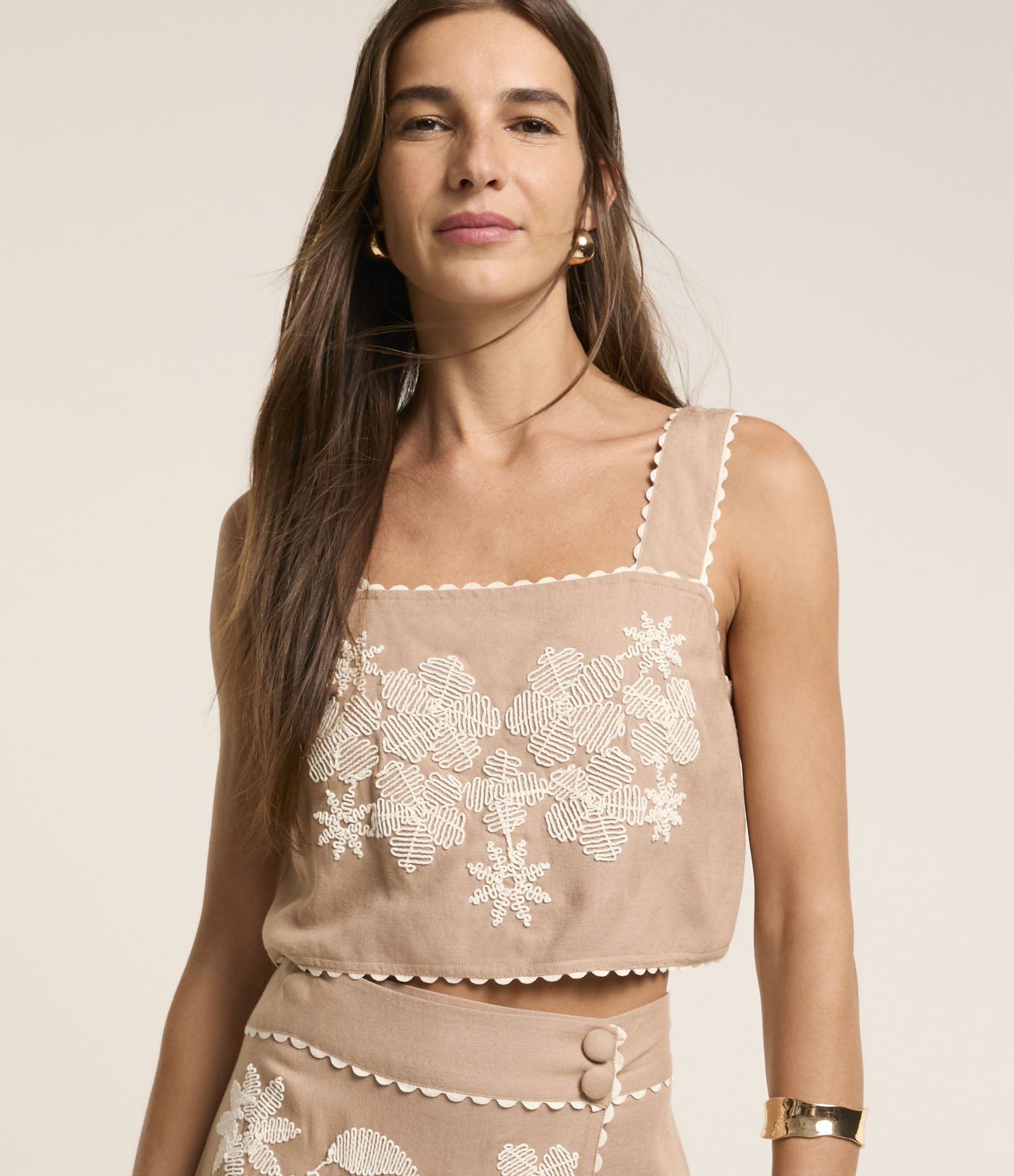 Blusa Cropped Sem Manga em Viscolinho com Flores Bordadas Marrom 2