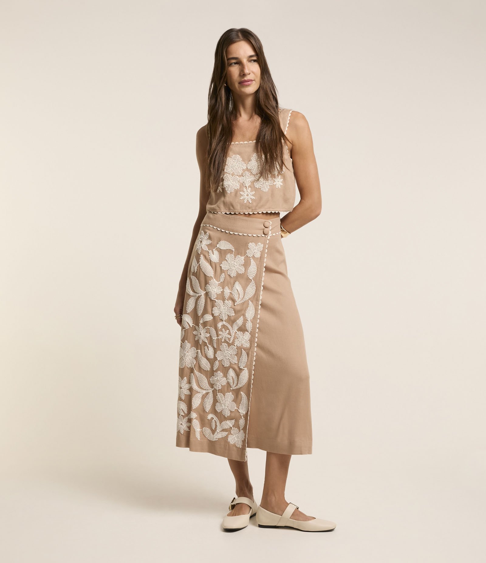 Blusa Cropped Sem Manga em Viscolinho com Flores Bordadas Marrom 4