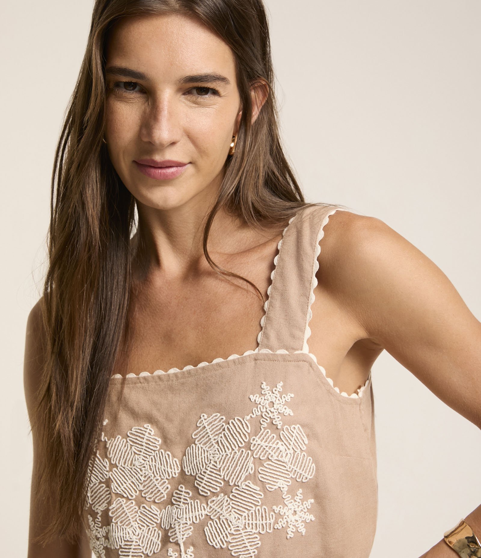 Blusa Cropped Sem Manga em Viscolinho com Flores Bordadas Marrom 5