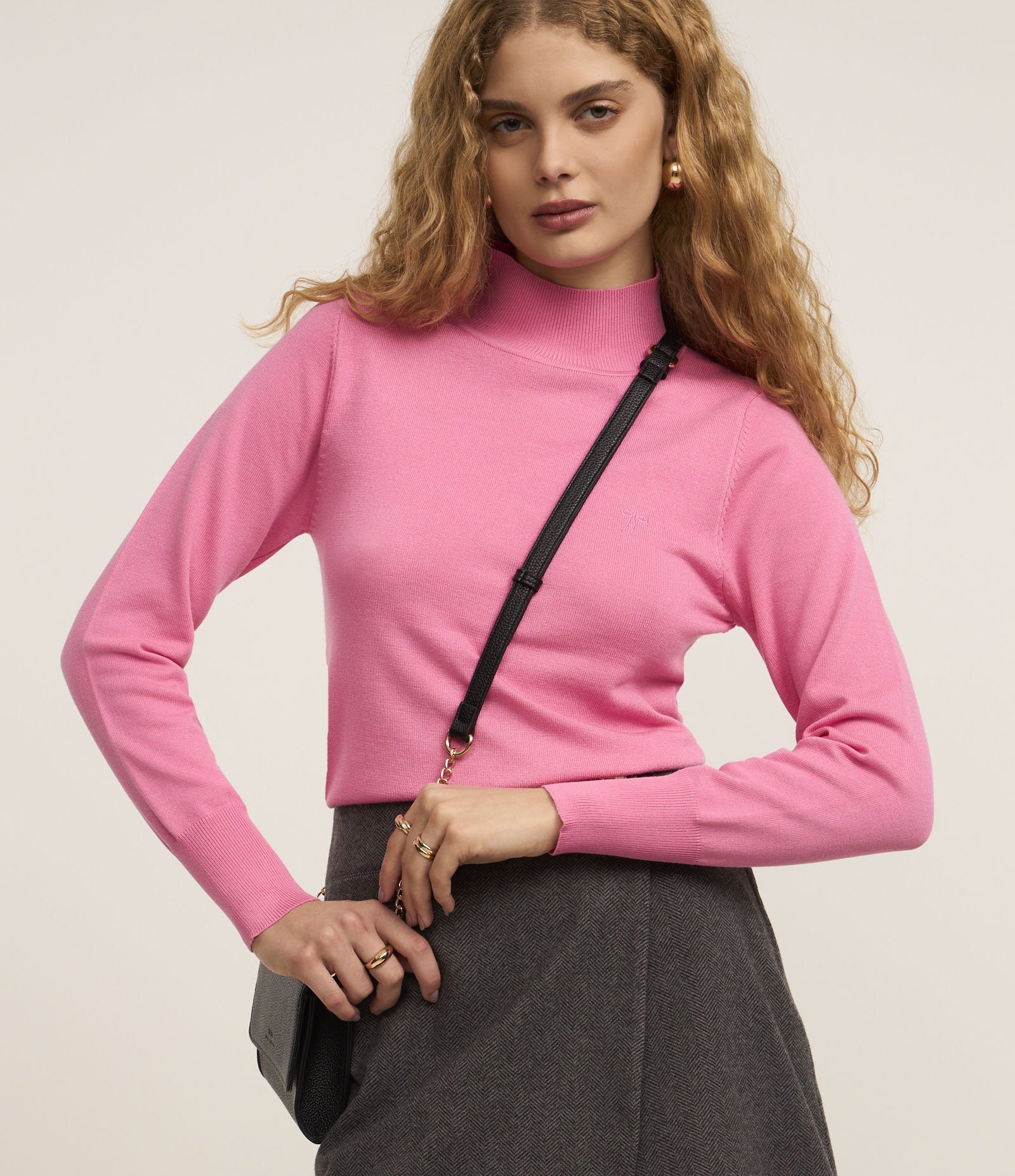 Blusa em Viscose com Gola Alta e Lacinho Bordado Rosa 2