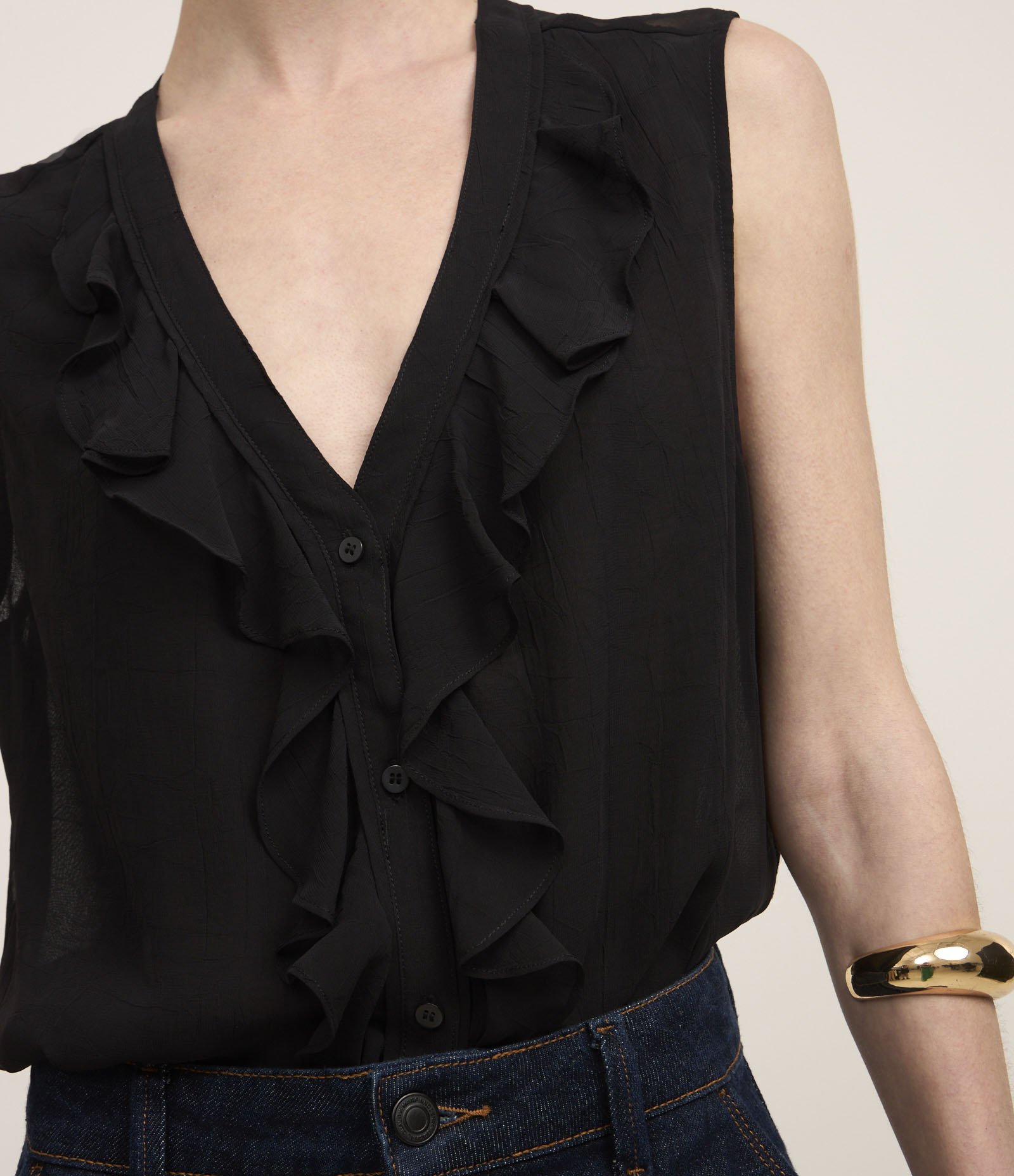 Blusa Sem Manga em Chiffon com Botões Frontais Preto 3