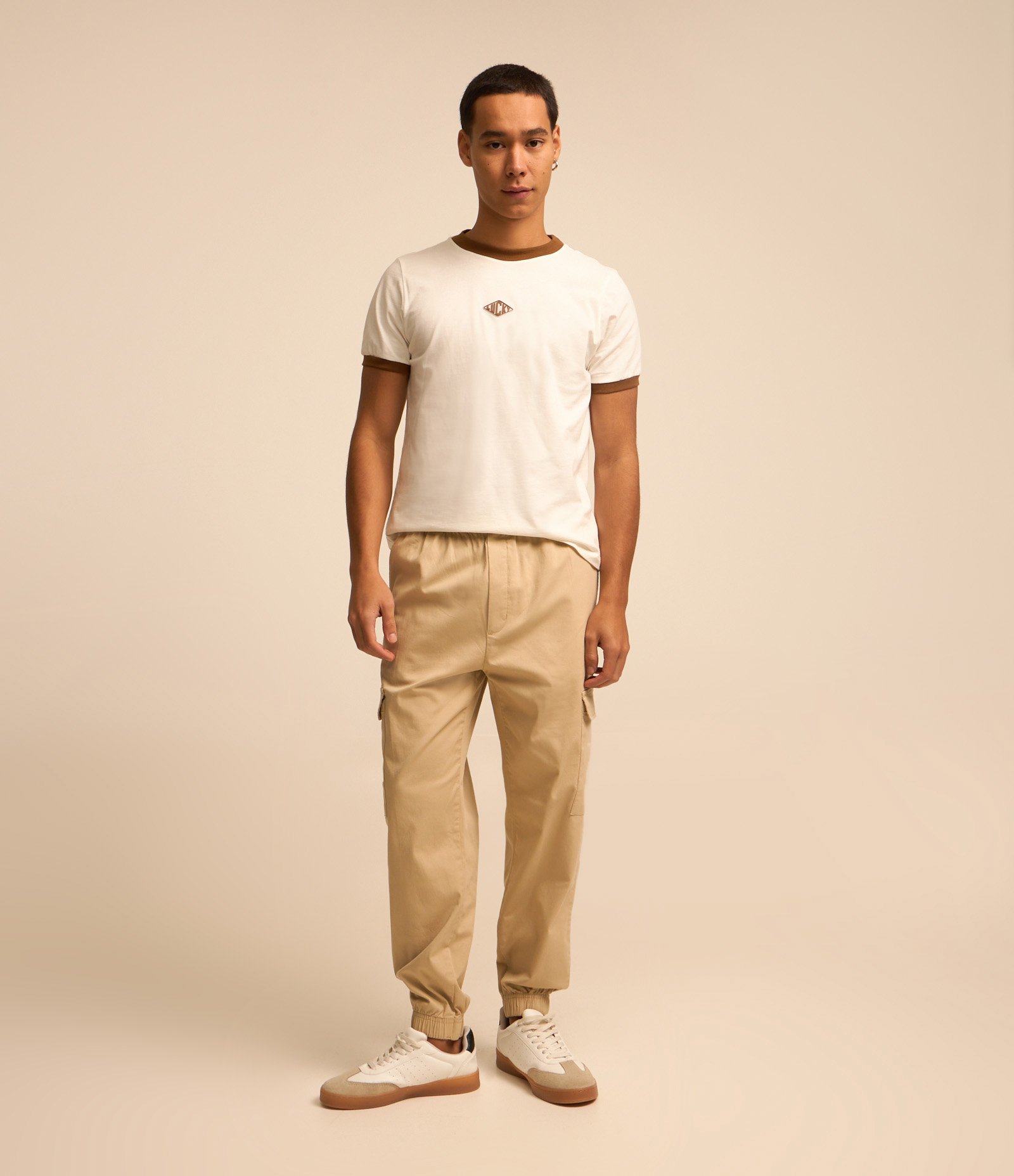 Calça Jogger em Sarja com Bolsos Cargo Bege 1