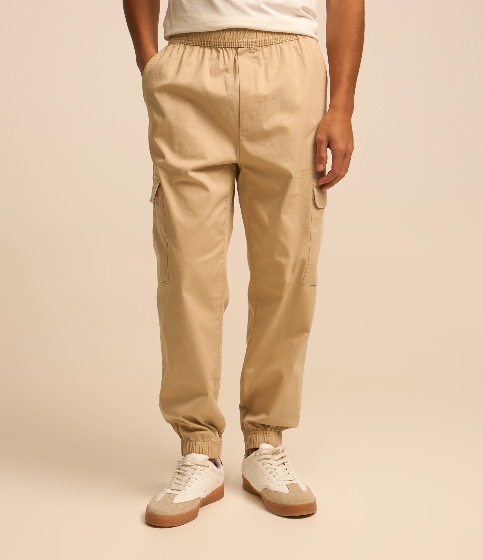 Calça Jogger em Sarja com Bolsos Cargo Bege 3