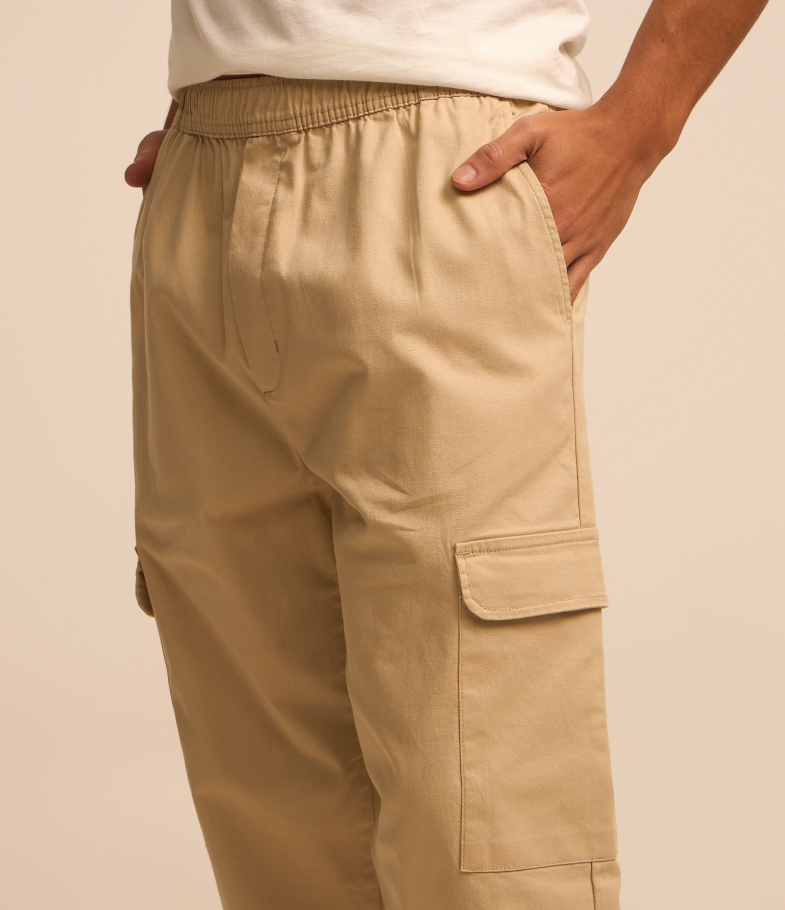 Calça Jogger em Sarja com Bolsos Cargo Bege 4