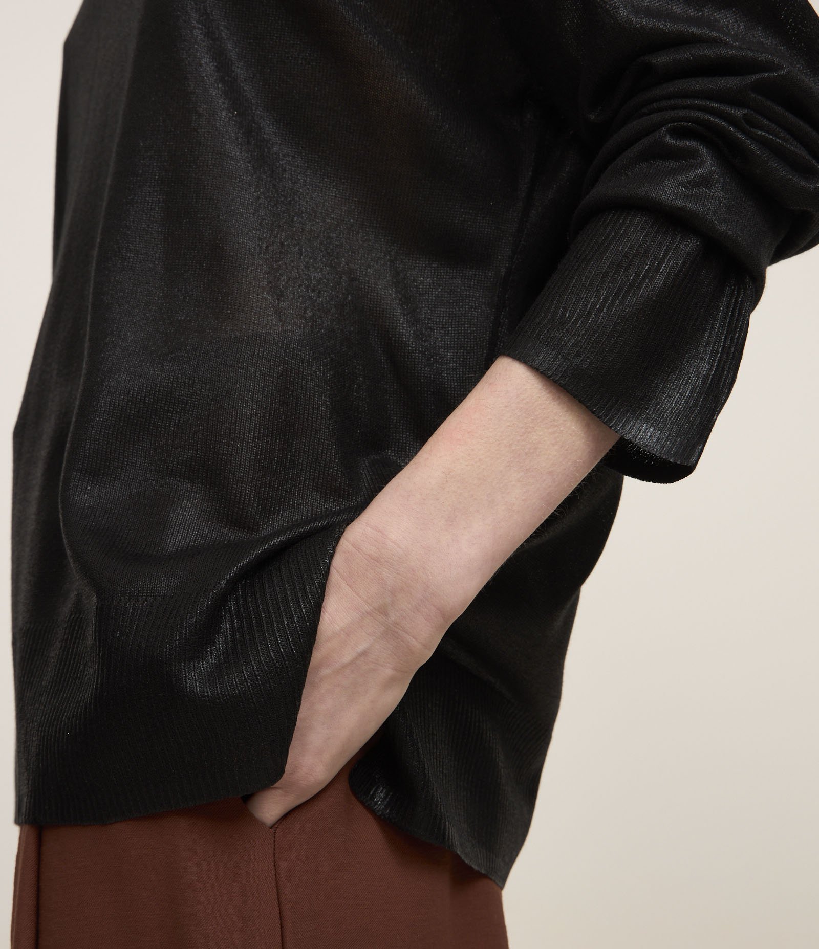 Blusa em Tricô com Cava Raglan e Foil Preto 3