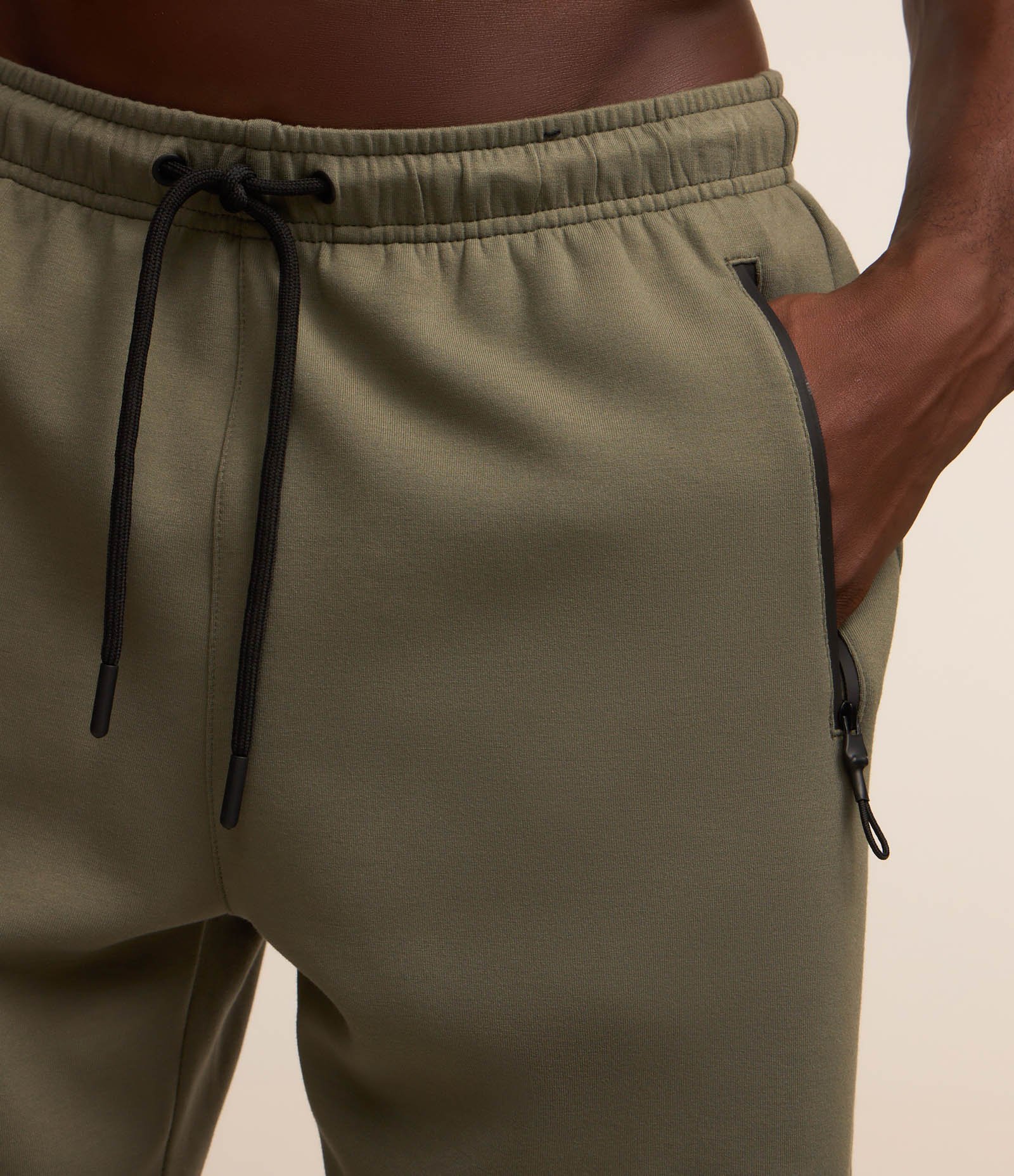 Bermuda Esportiva em Moletom Tecnológico com Cós Elástico e Zíper no Bolso Verde 5