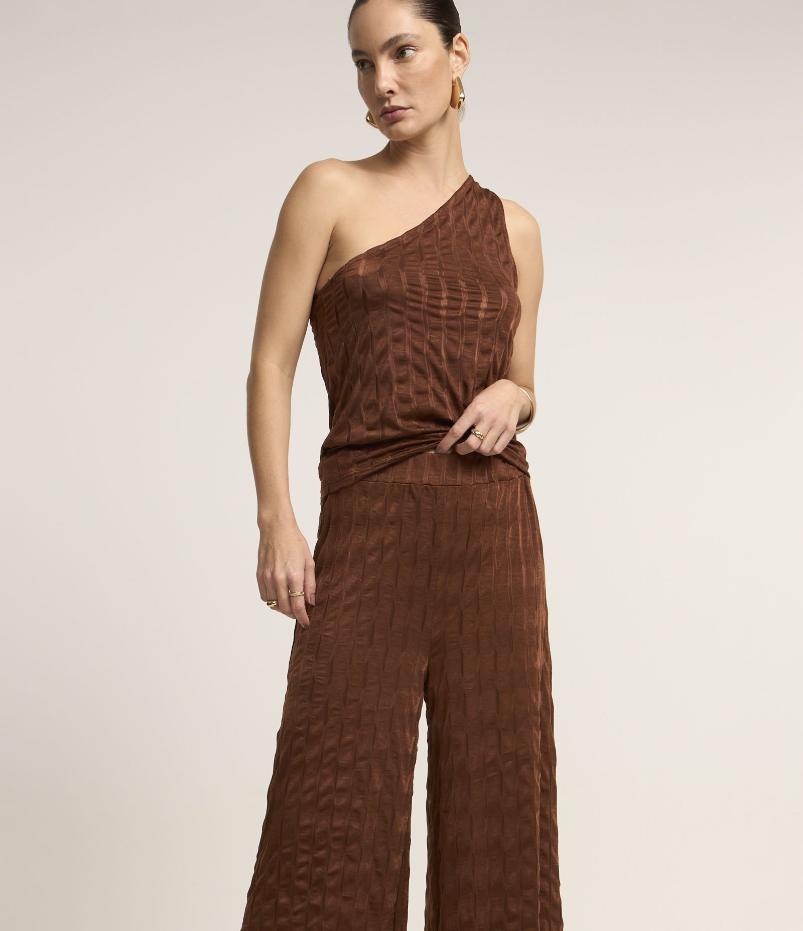 Calça Wide Leg Cintura Alta Texturizada com Elástico no Cós Marrom 2