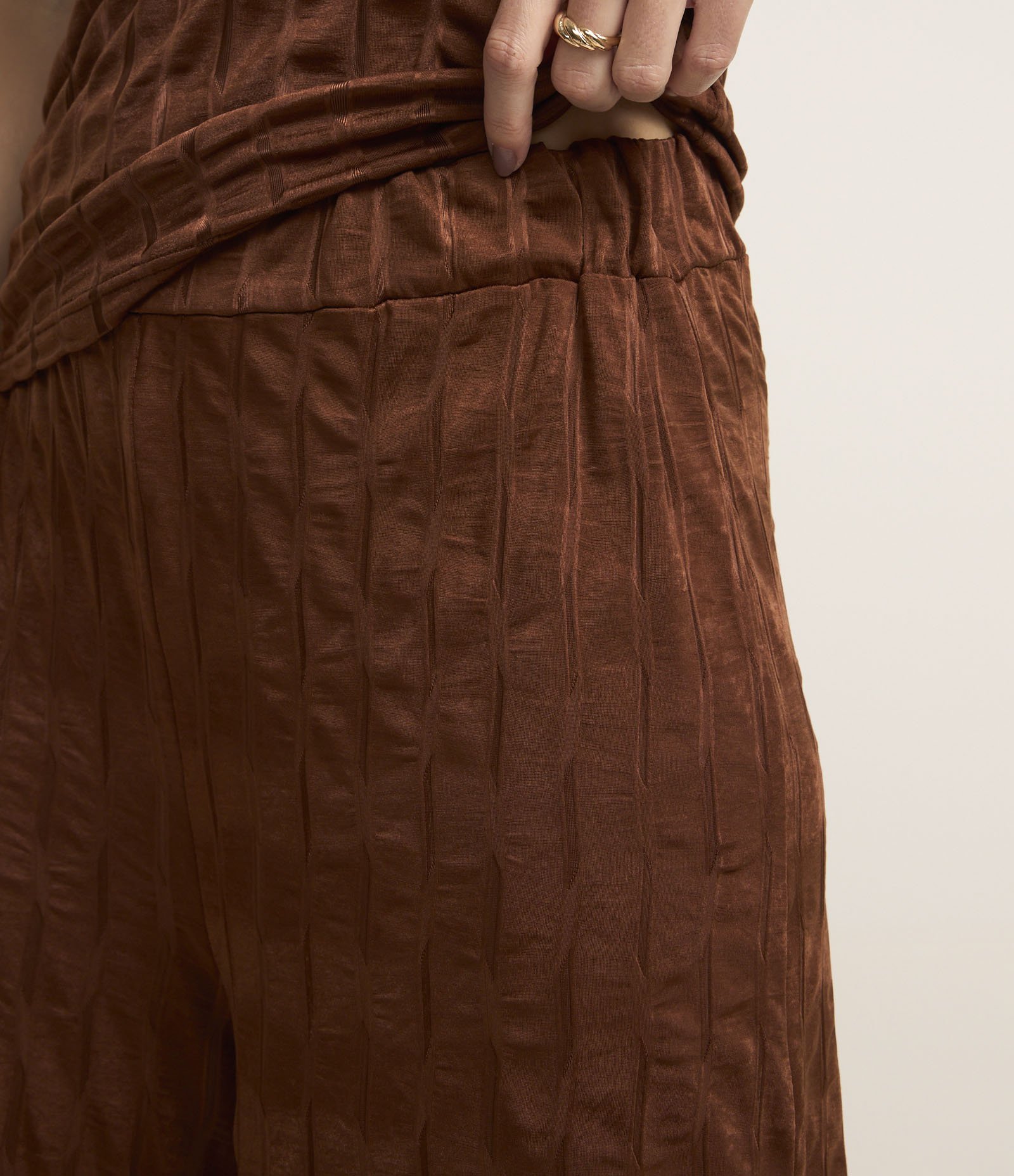 Calça Wide Leg Cintura Alta Texturizada com Elástico no Cós Marrom 4