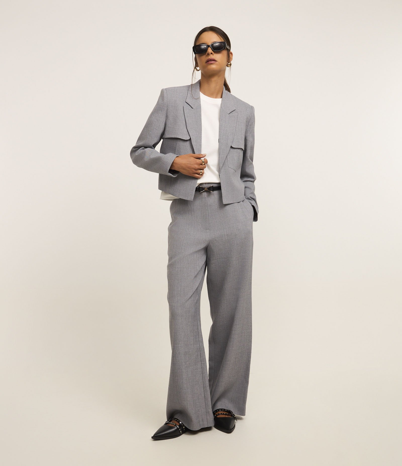 Calça Wide Leg Alfaitada com Cinto Estreito de Fivela Laço Cinza 1