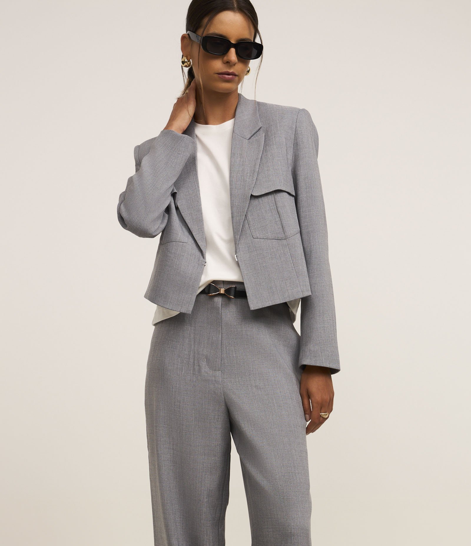 Calça Wide Leg Alfaitada com Cinto Estreito de Fivela Laço Cinza 2