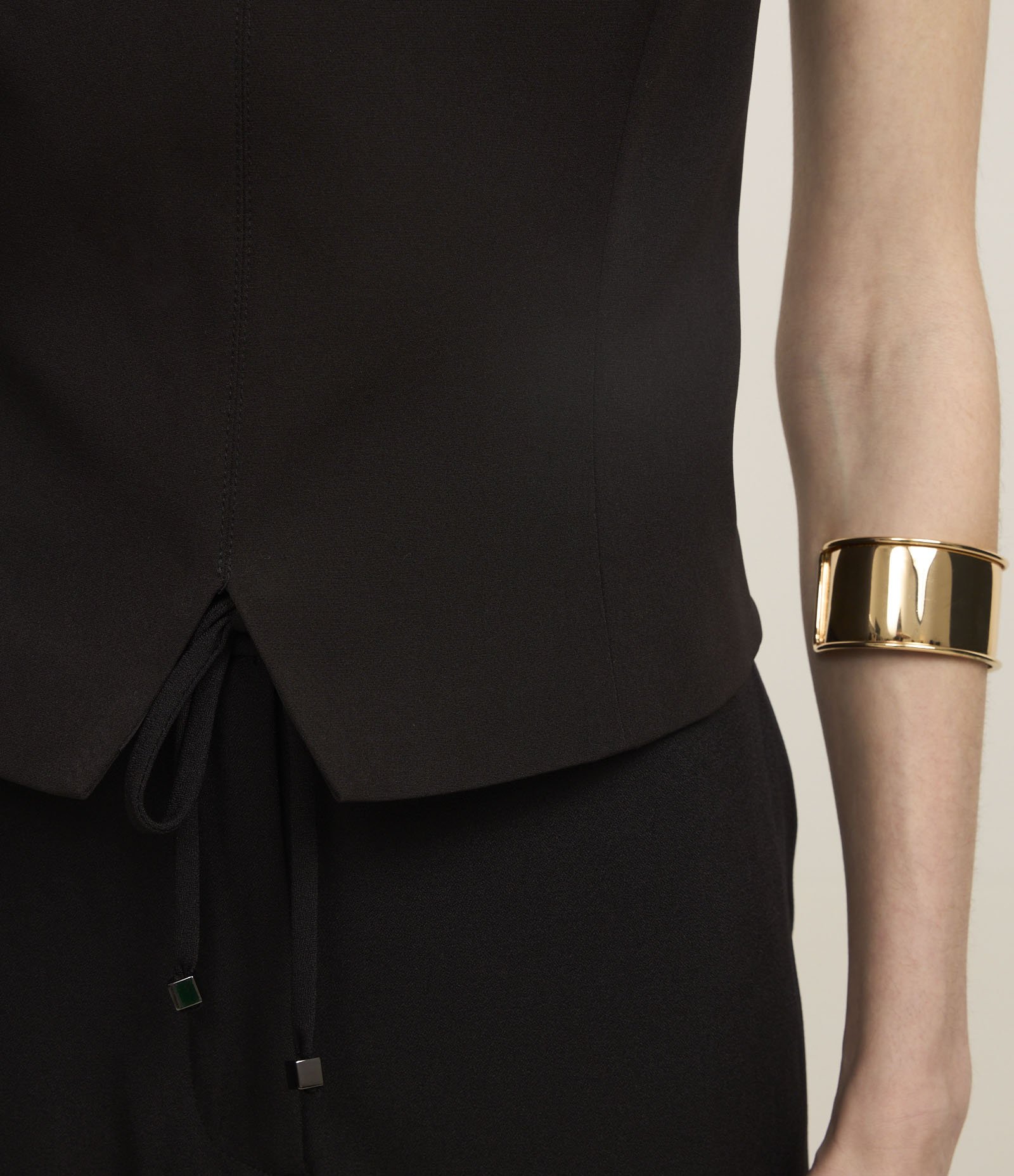 Blusa Frente Única em Crepe com Detalhe Frontal Preto 5