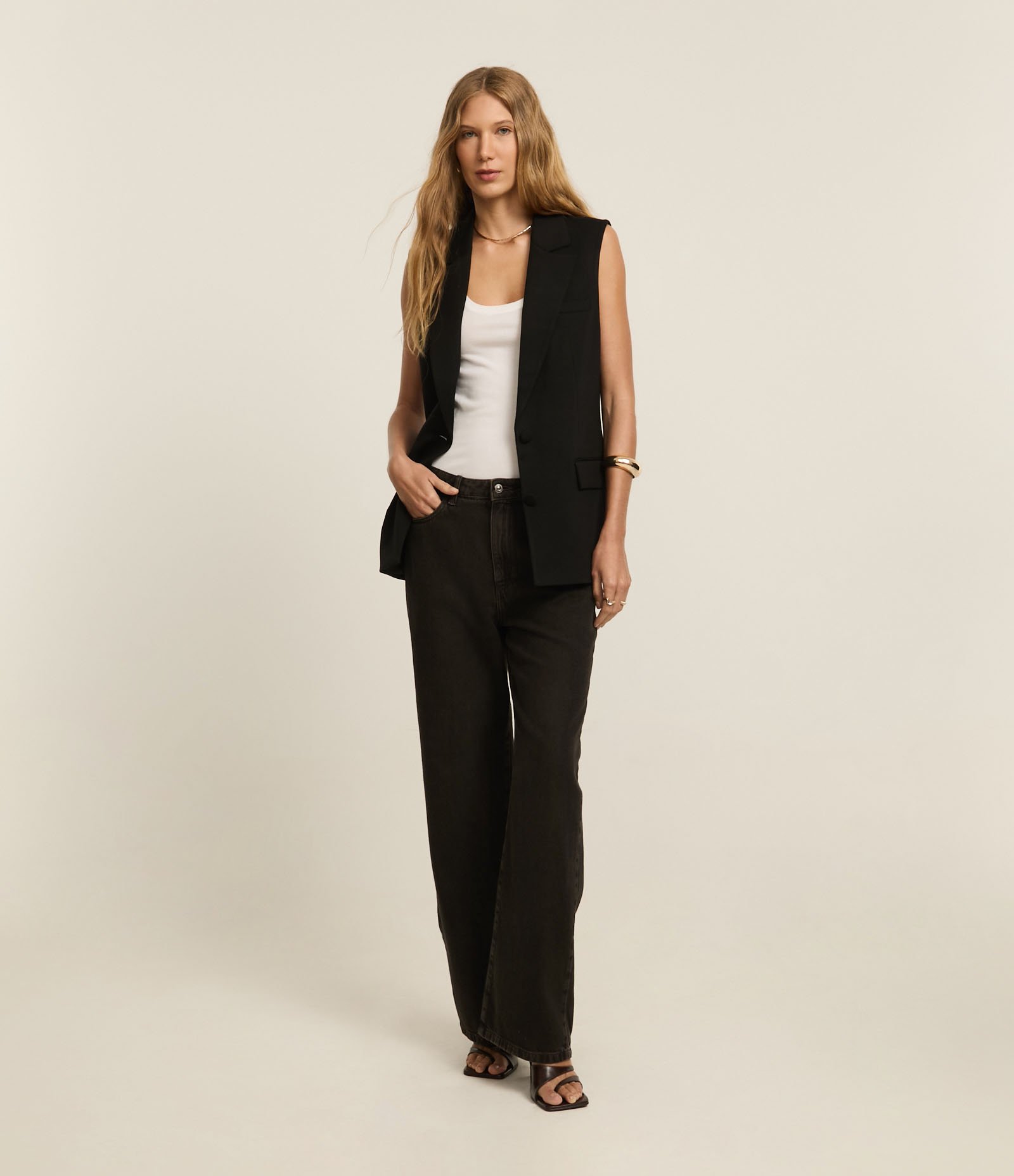 Colete Ponto Roma Fechamento em Botões e Bolsos Frontais Preto 2