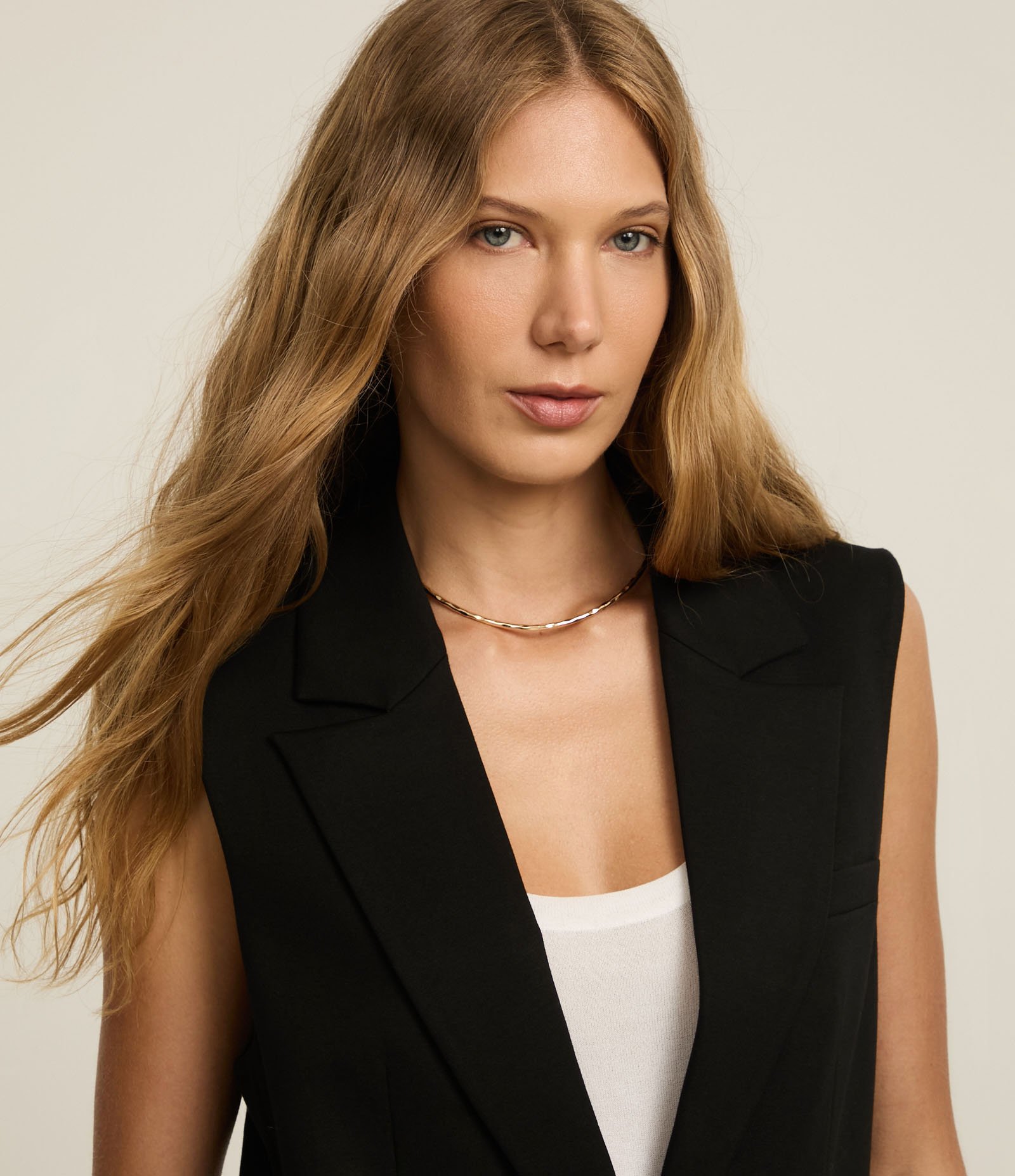 Colete Ponto Roma Fechamento em Botões e Bolsos Frontais Preto 5