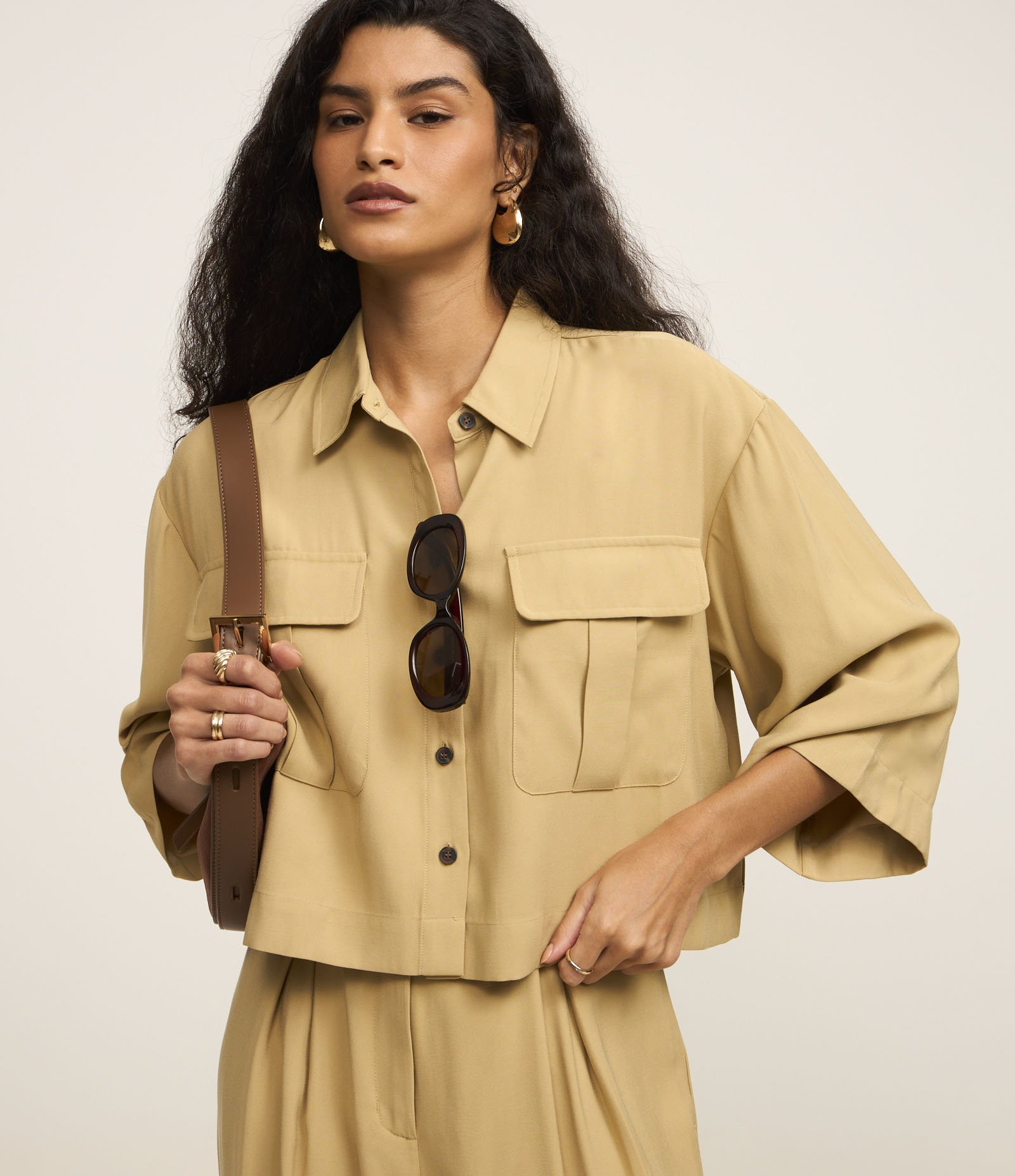 Camisa em Viscose com Botões e Bolsos Frontais Bege 1