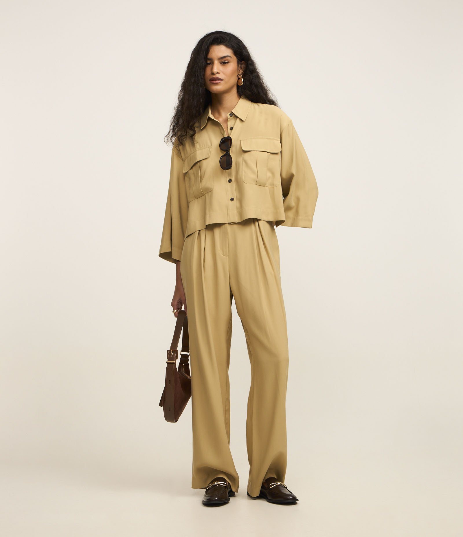 Camisa em Viscose com Botões e Bolsos Frontais Bege 2