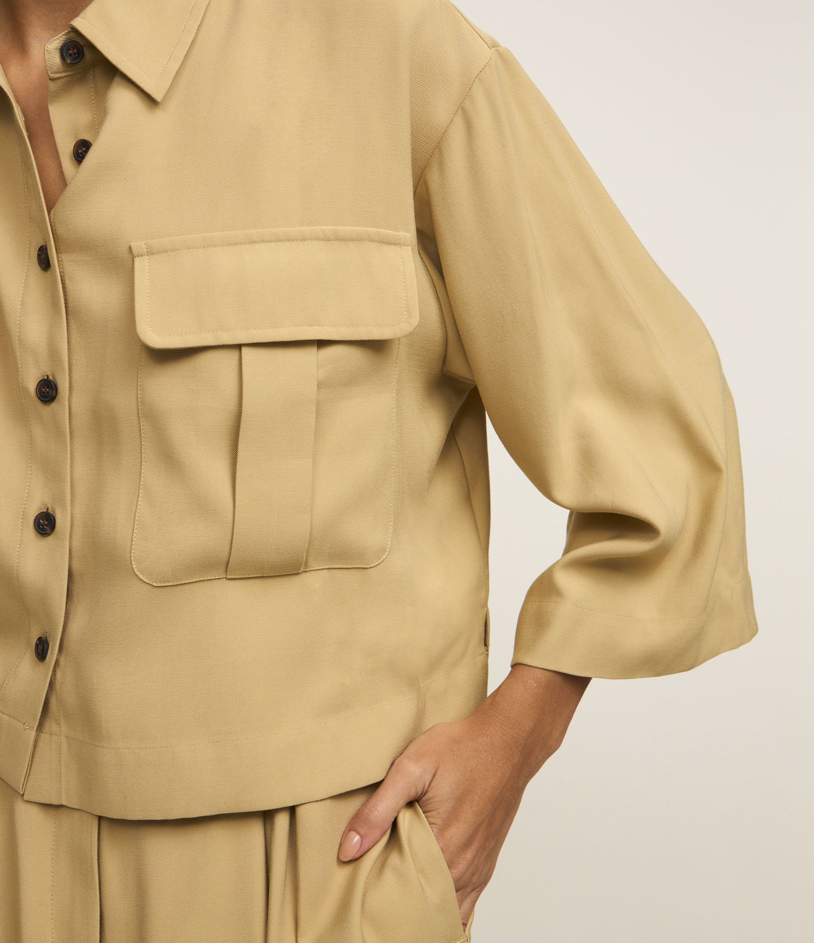 Camisa em Viscose com Botões e Bolsos Frontais Bege 4