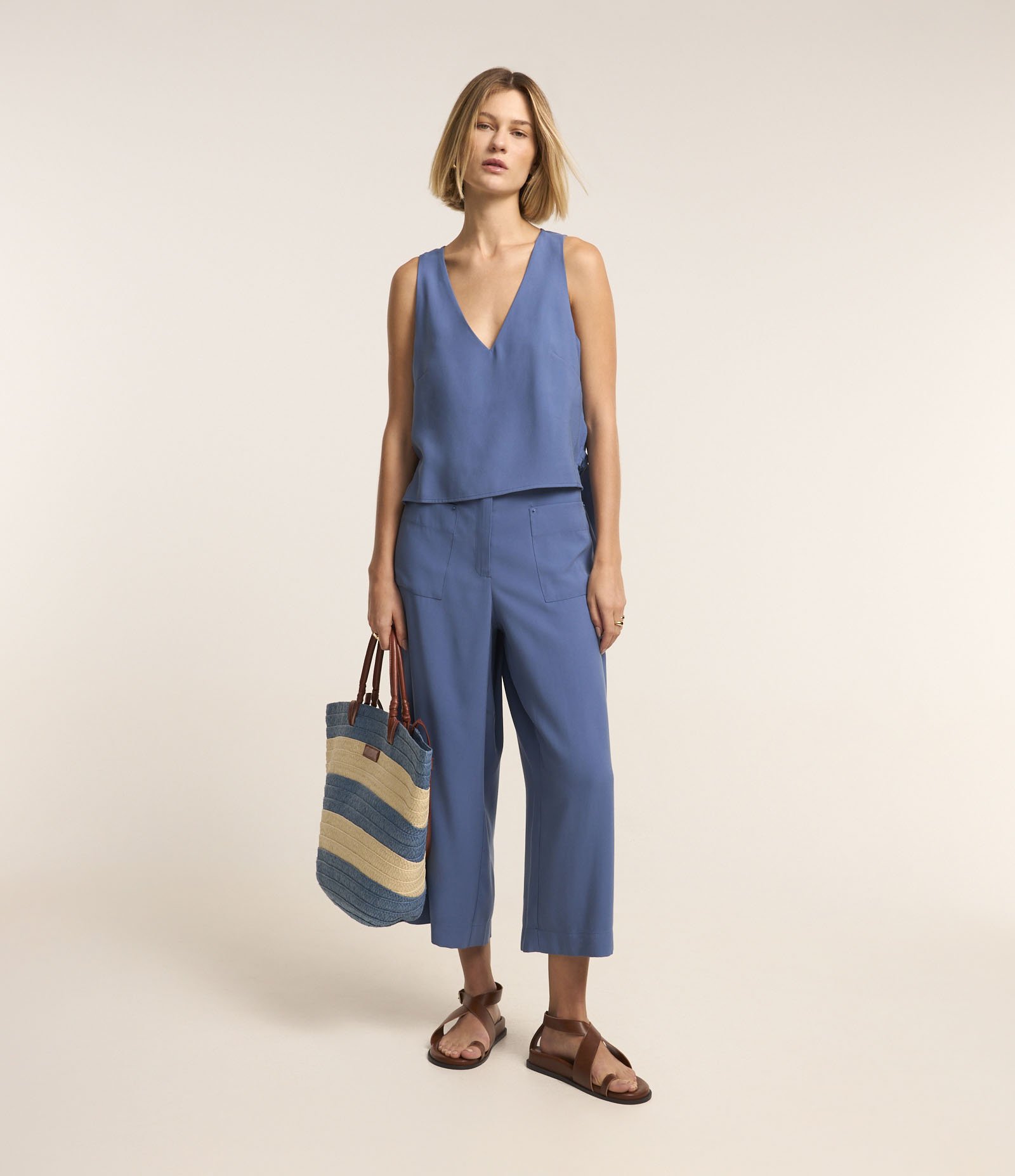 Blusa em Viscose com Alça Larga e Detalhe de Fivela na Lateral Azul 2