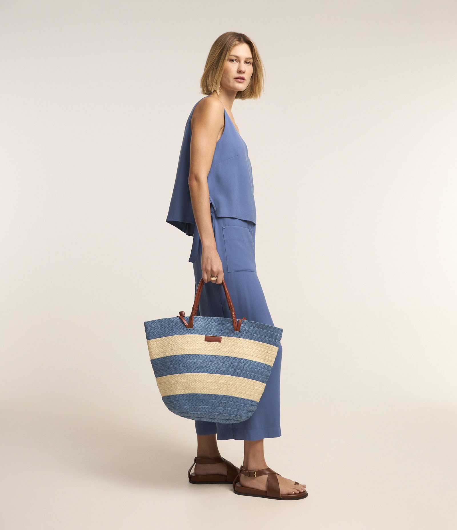 Blusa em Viscose com Alça Larga e Detalhe de Fivela na Lateral Azul 5