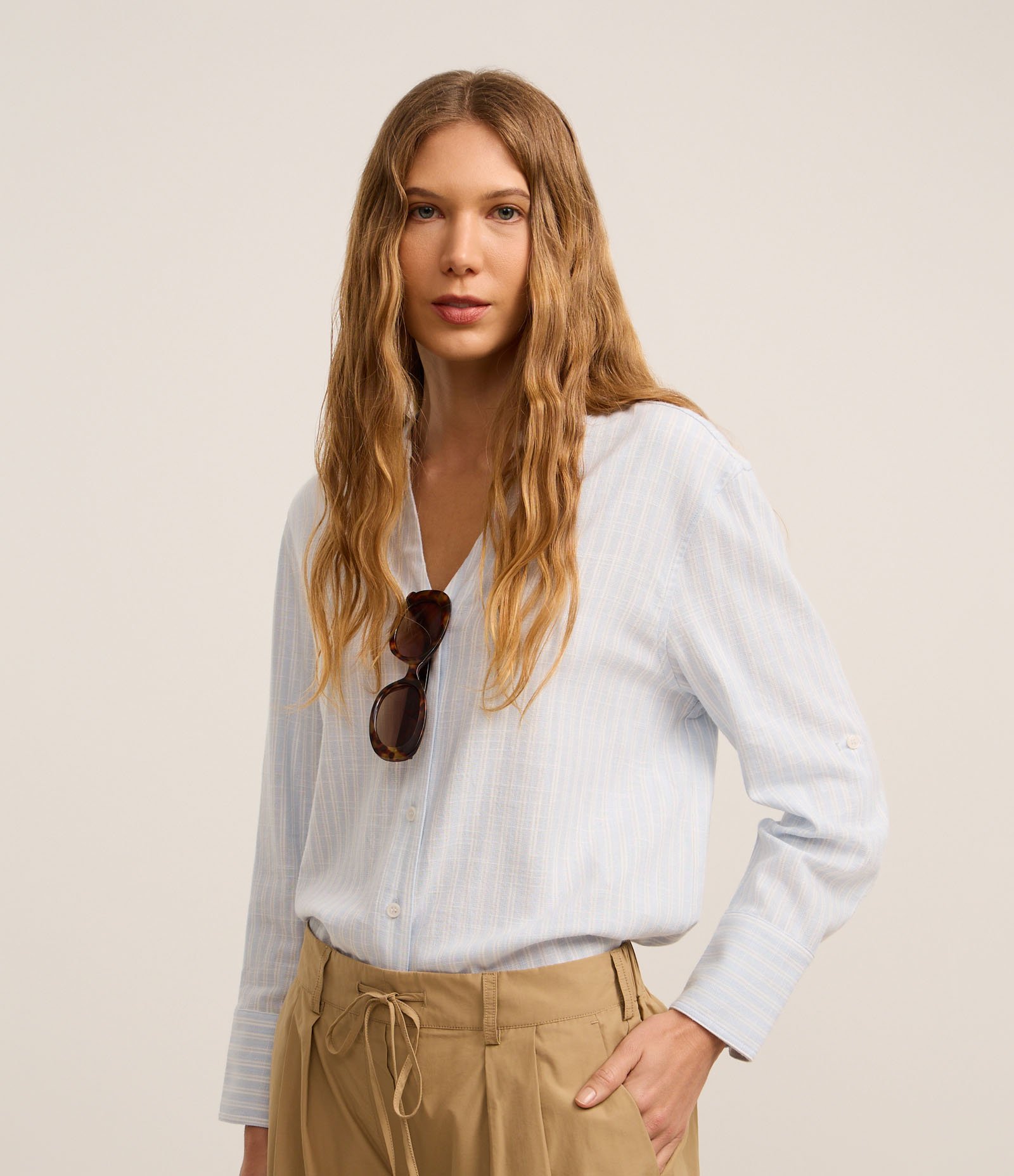 Camisa em Viscolinho Listrada de Fios Tintos Azul Claro 1