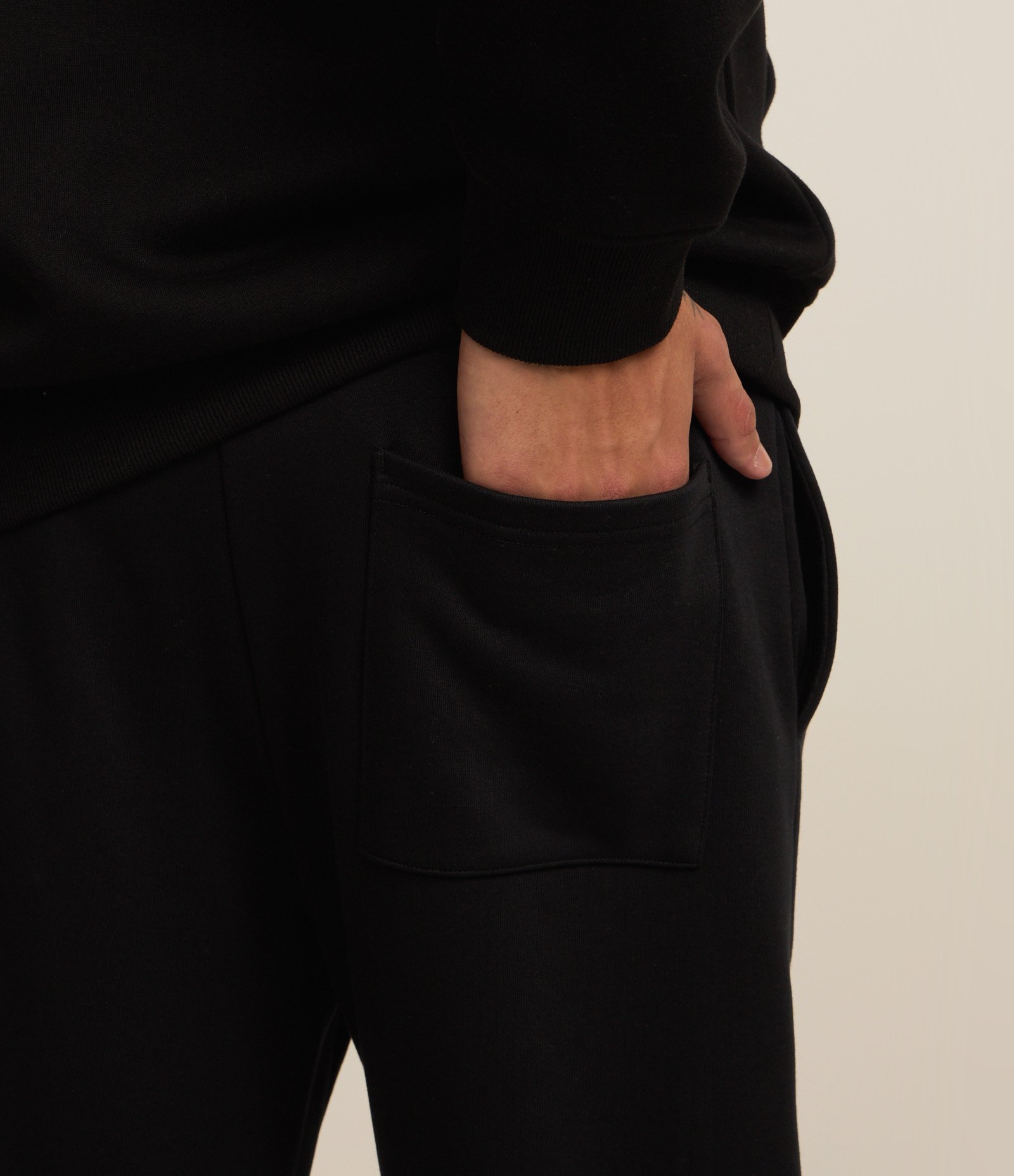 Calça Jogger em Moletom com Cós Elástico e Cordão Preto 4