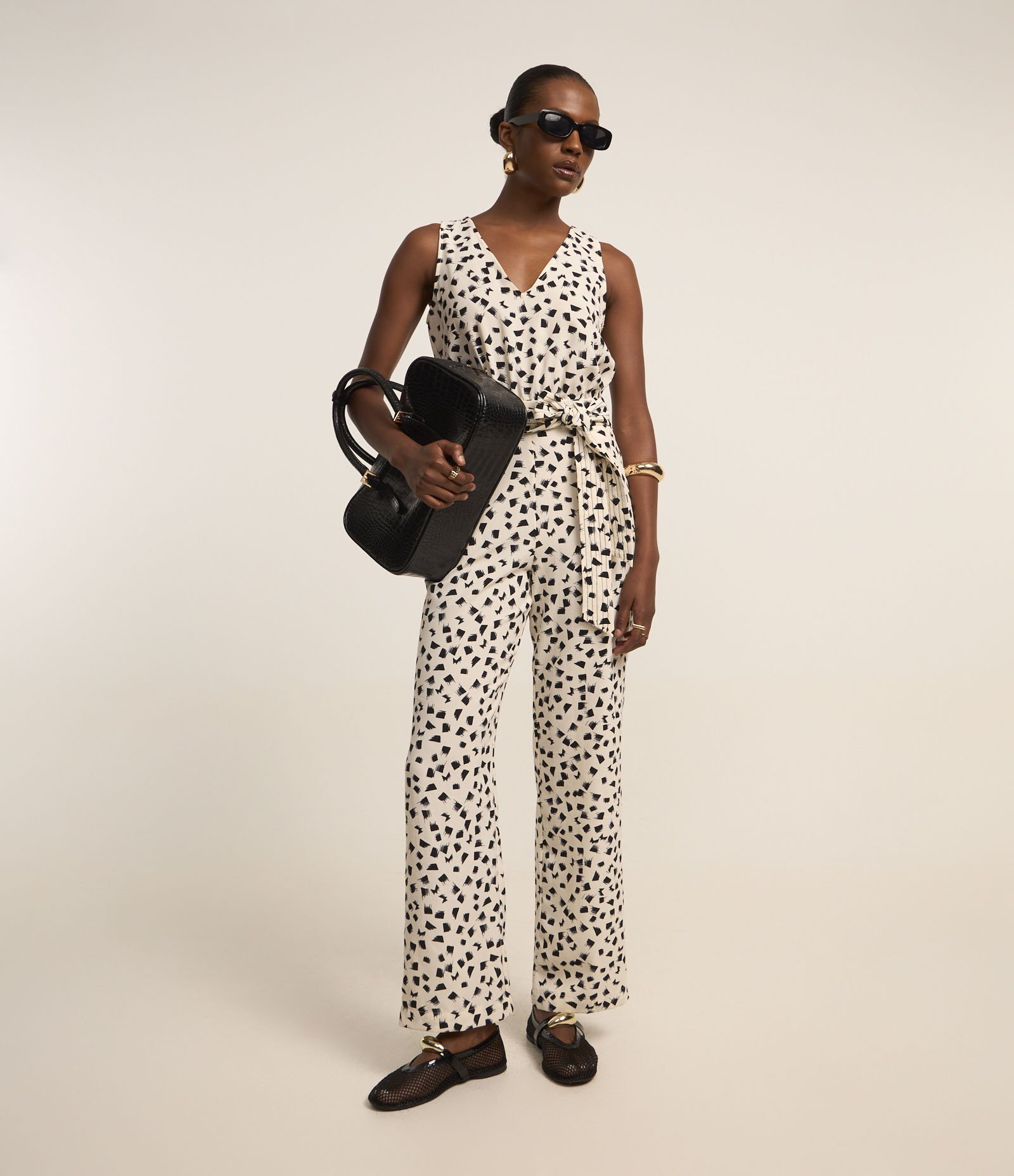 Macacão Longo Reto em Airflow com Cinto e Estampa Pincelada Bege/Preto 1