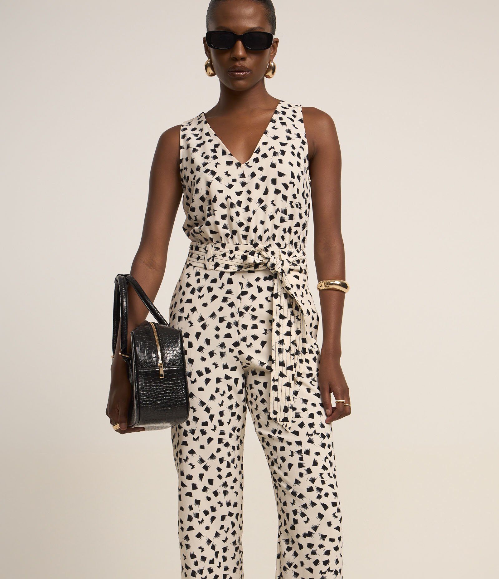 Macacão Longo Reto em Airflow com Cinto e Estampa Pincelada Bege/Preto 2