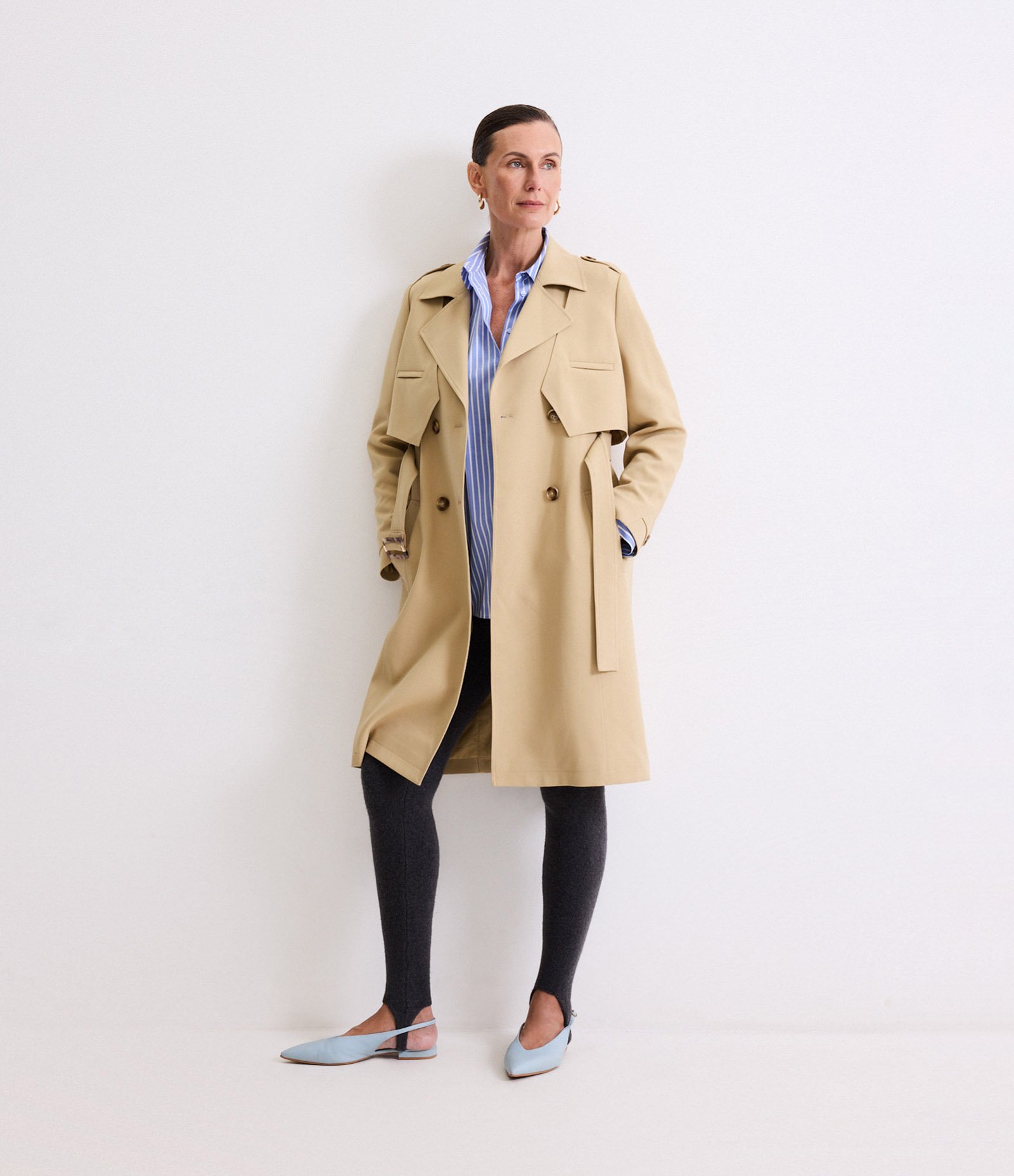 Casaco Trench Coat Gabardine com Botões Frontais e Cinto Bege 2