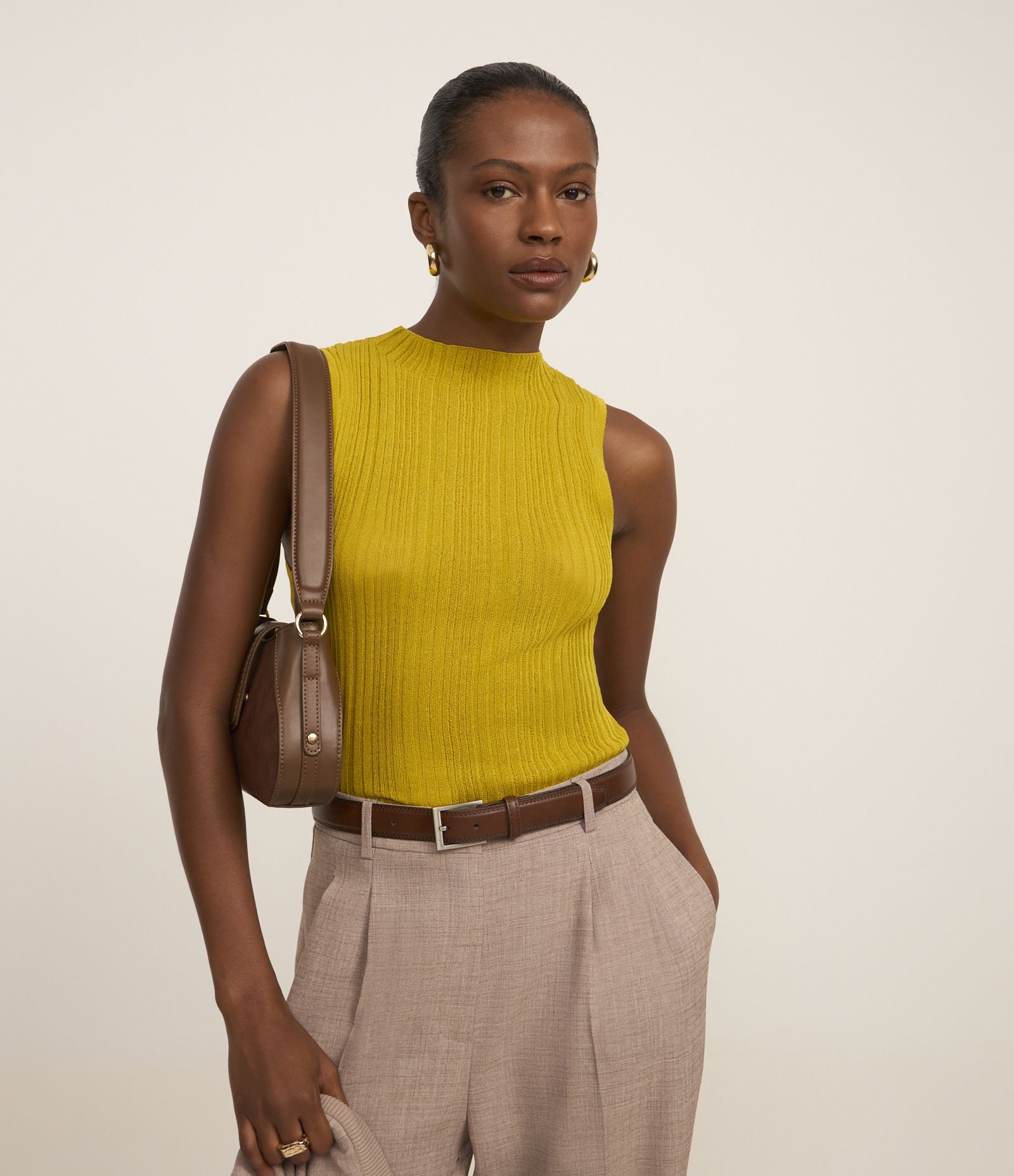 Blusa Canelada em Tricô com Gola Redonda Ajustada Amarelo 1