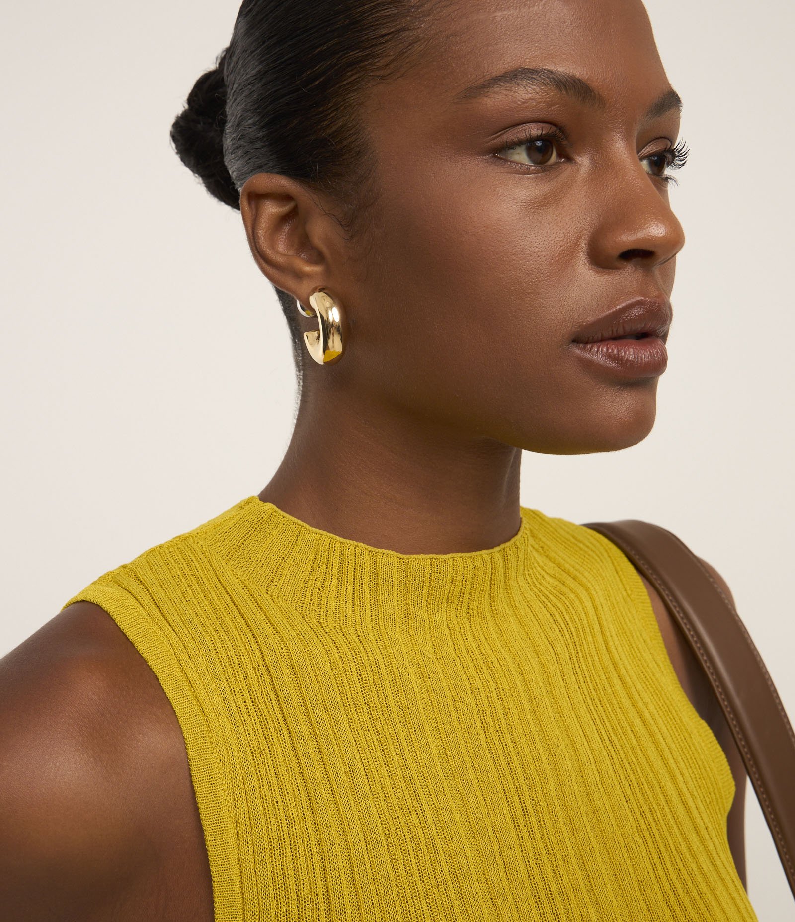 Blusa Canelada em Tricô com Gola Redonda Ajustada Amarelo 3