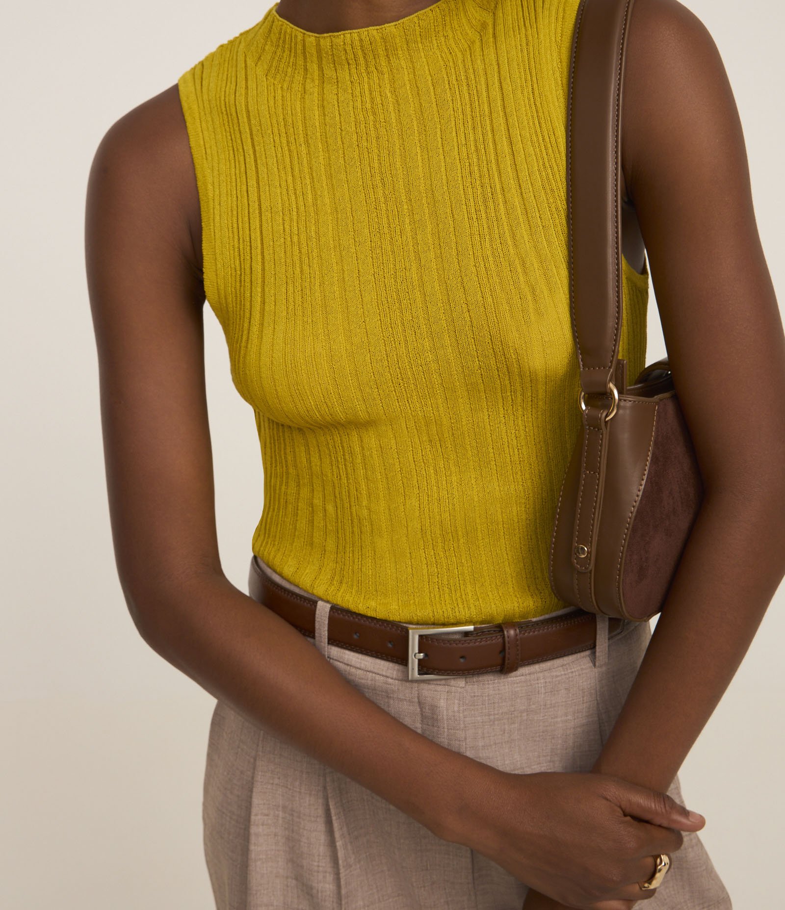 Blusa Canelada em Tricô com Gola Redonda Ajustada Amarelo 4