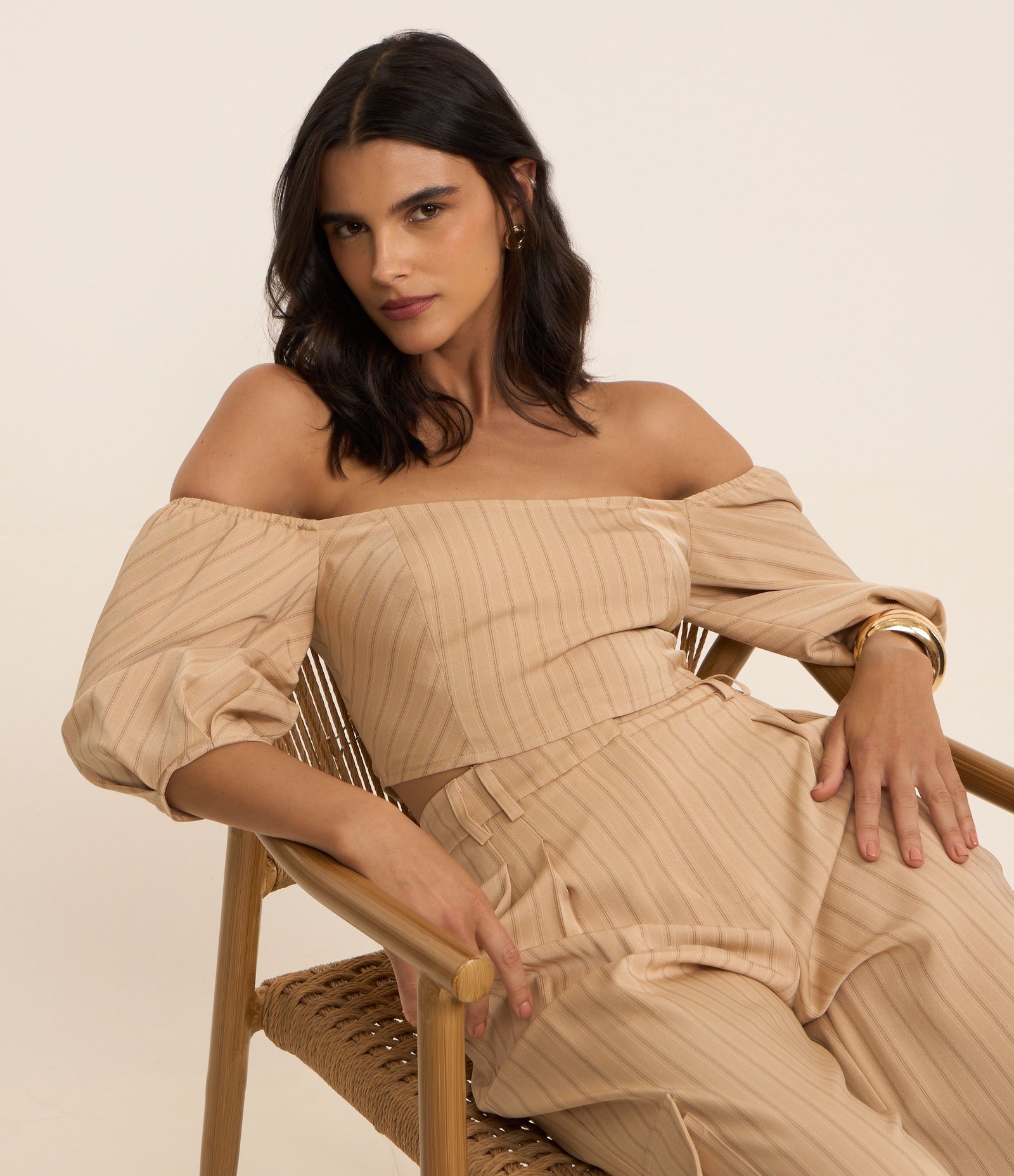 Blusa Ombro a Ombro Alfaiatada com Manga Bufante Bege 2