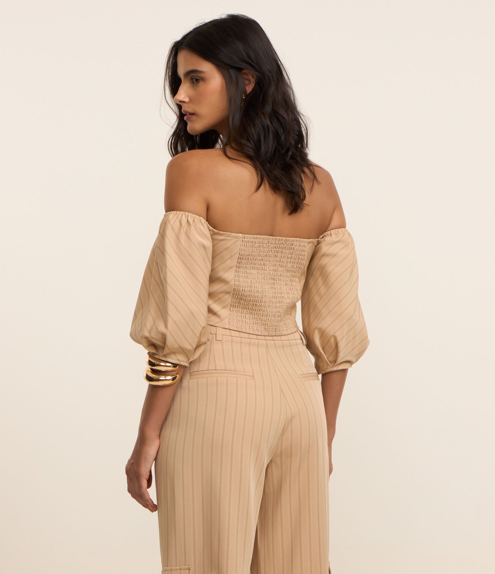 Blusa Ombro a Ombro Alfaiatada com Manga Bufante Bege 3