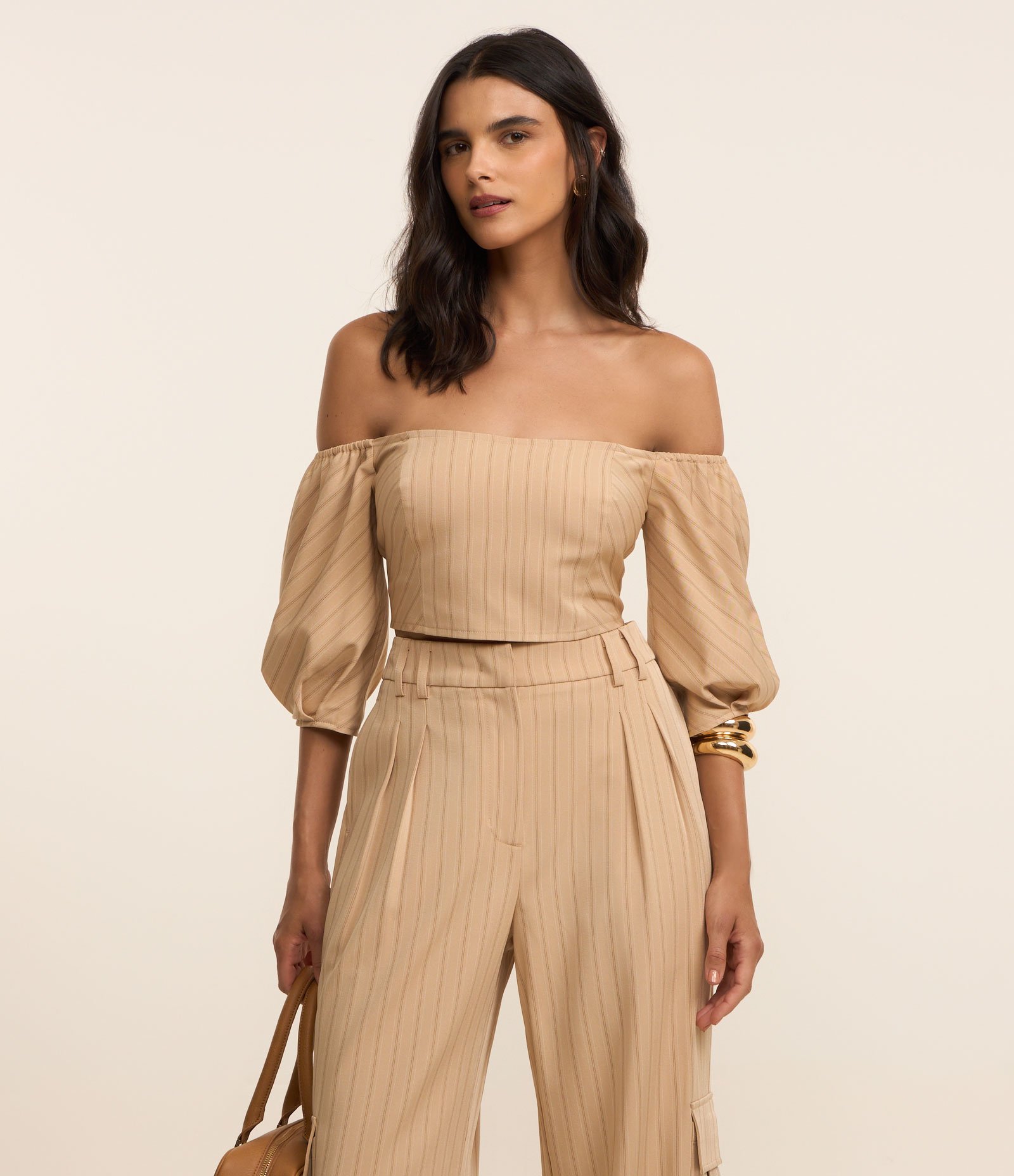 Blusa Ombro a Ombro Alfaiatada com Manga Bufante Bege 4