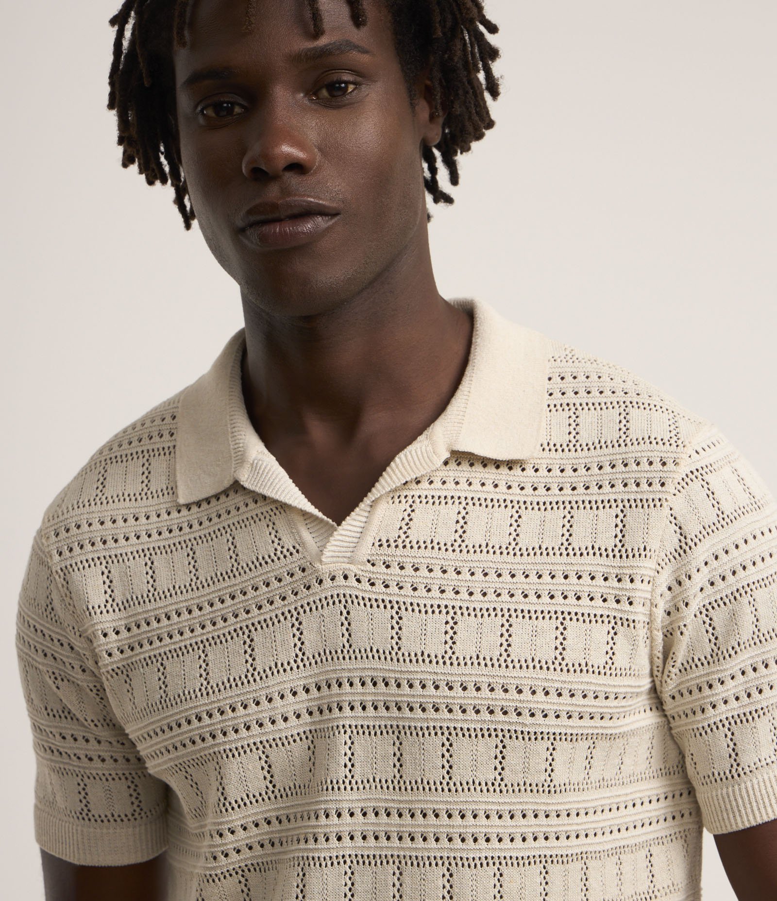 Camiseta Polo com Textura Patchwork e Gola em V Bege 3
