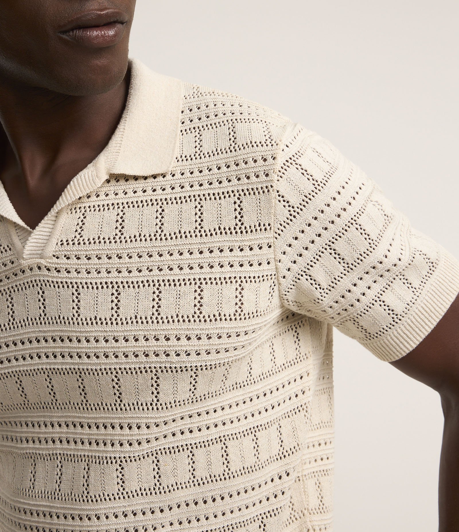 Camiseta Polo com Textura Patchwork e Gola em V Bege 4