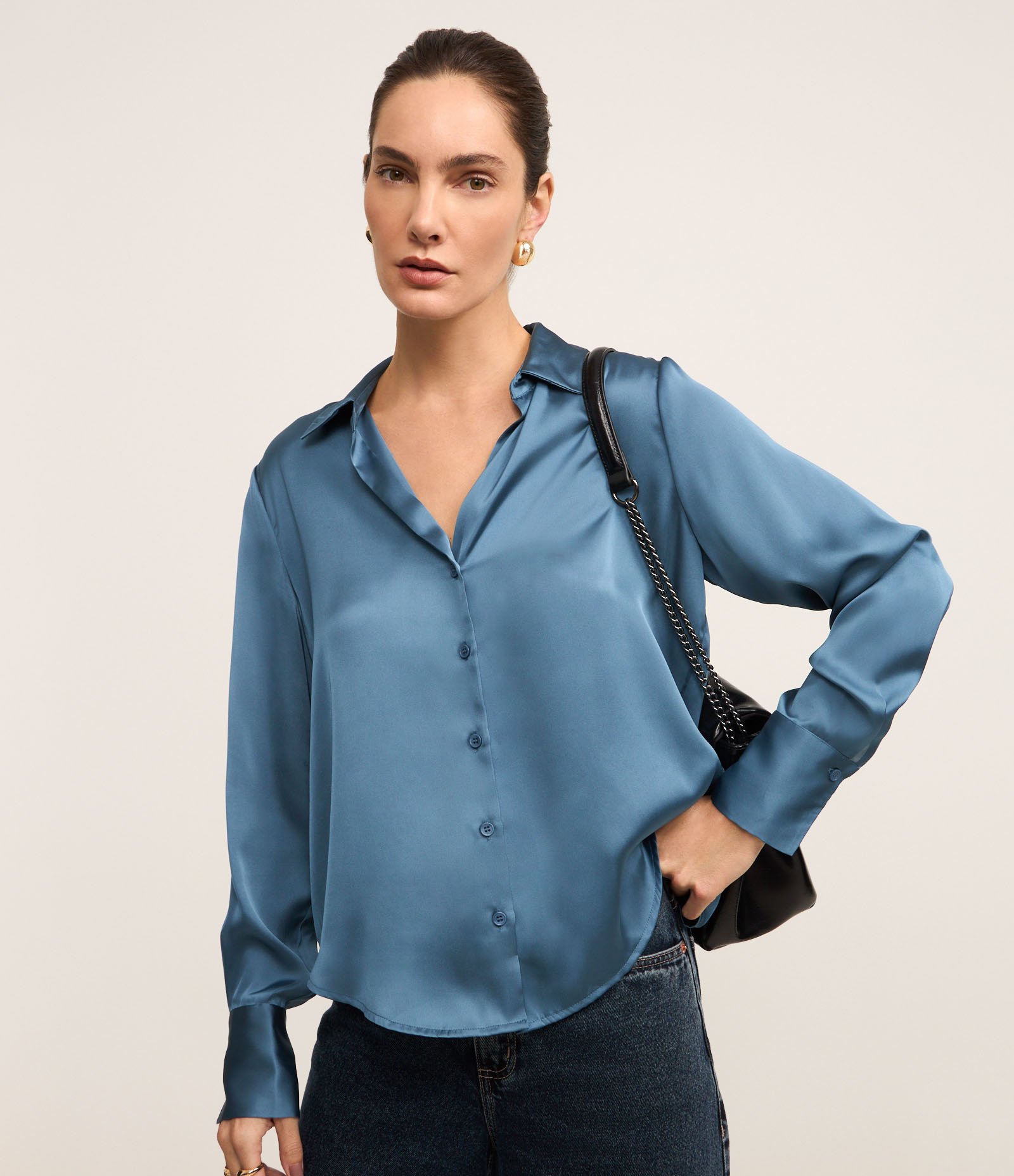 Camisa Acetinada com Caimento Leve e Manga Longa Azul 1