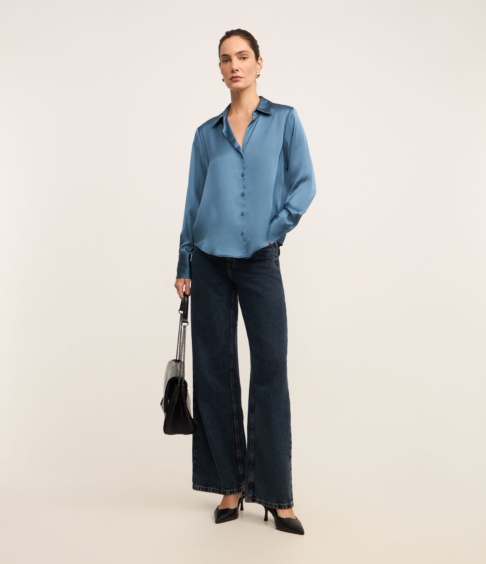 Camisa Acetinada com Caimento Leve e Manga Longa Azul 2