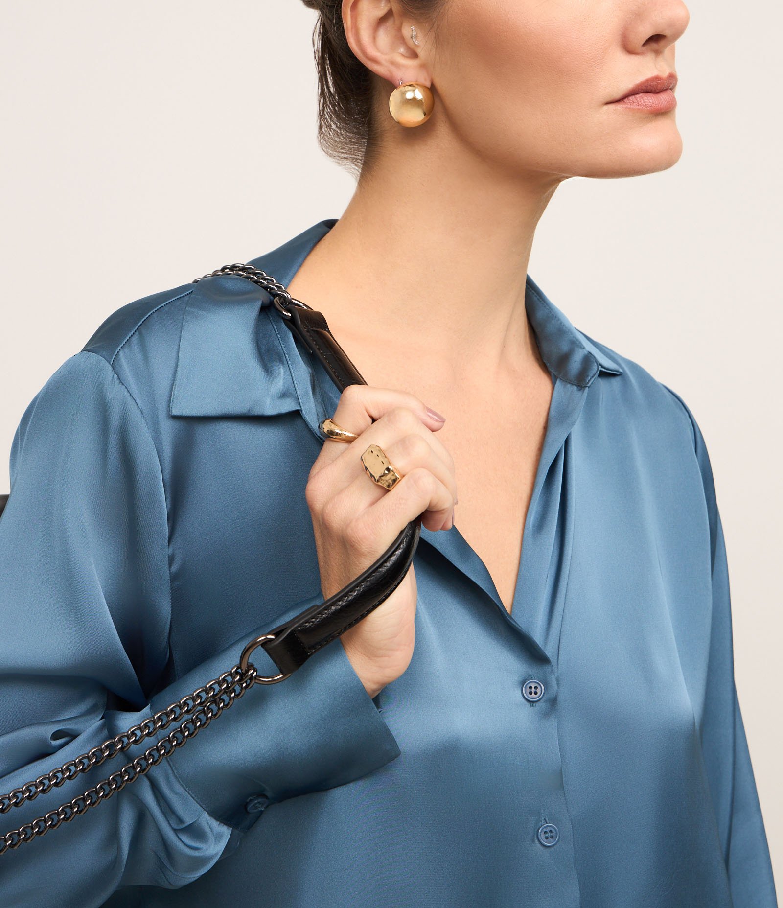 Camisa Acetinada com Caimento Leve e Manga Longa Azul 3