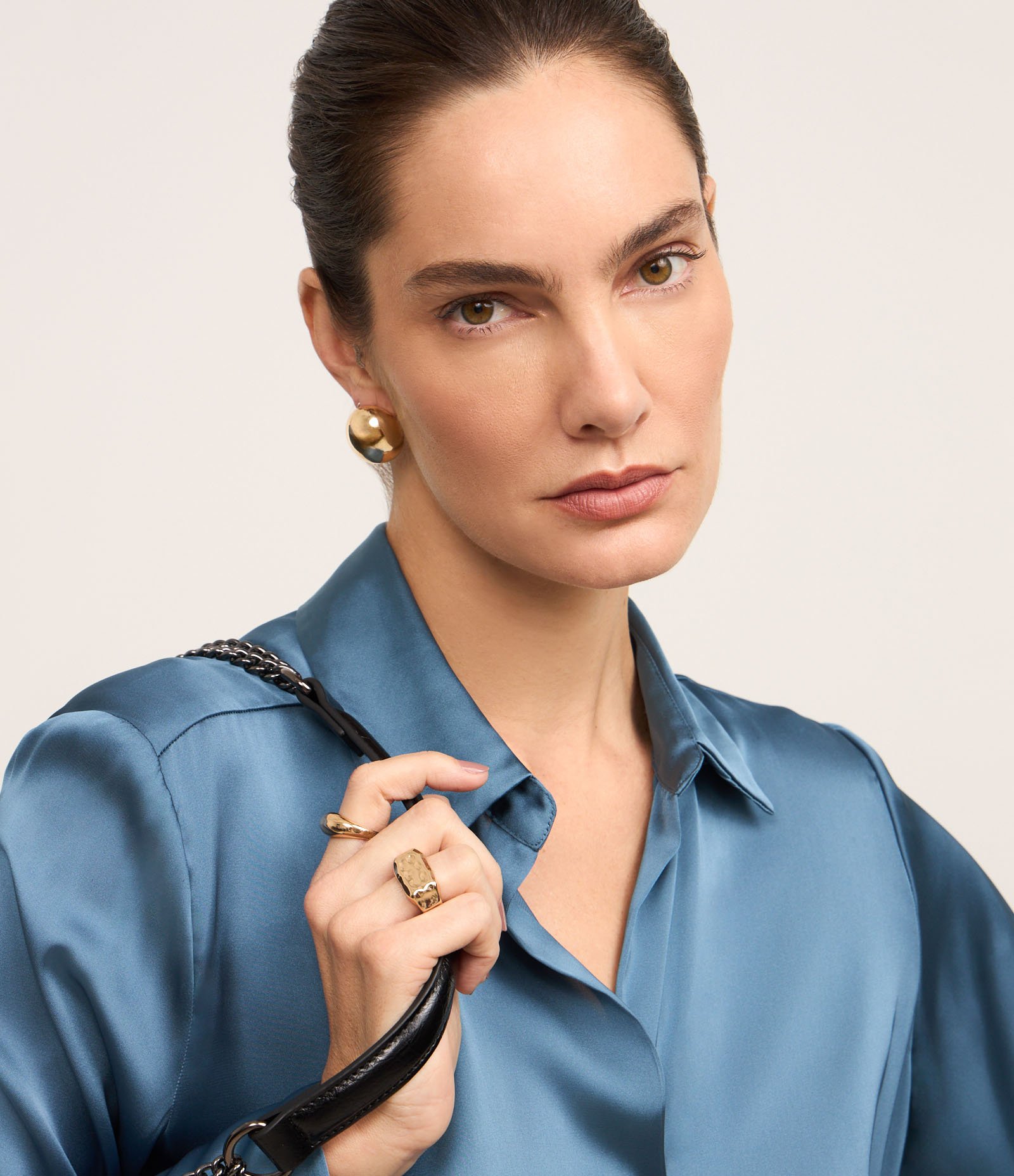 Camisa Acetinada com Caimento Leve e Manga Longa Azul 4