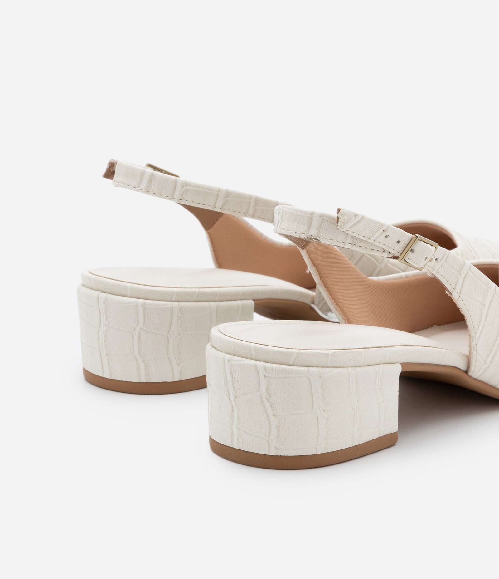 Sapato Scarpin Slingback em PU com Estampa Croco Off White 5