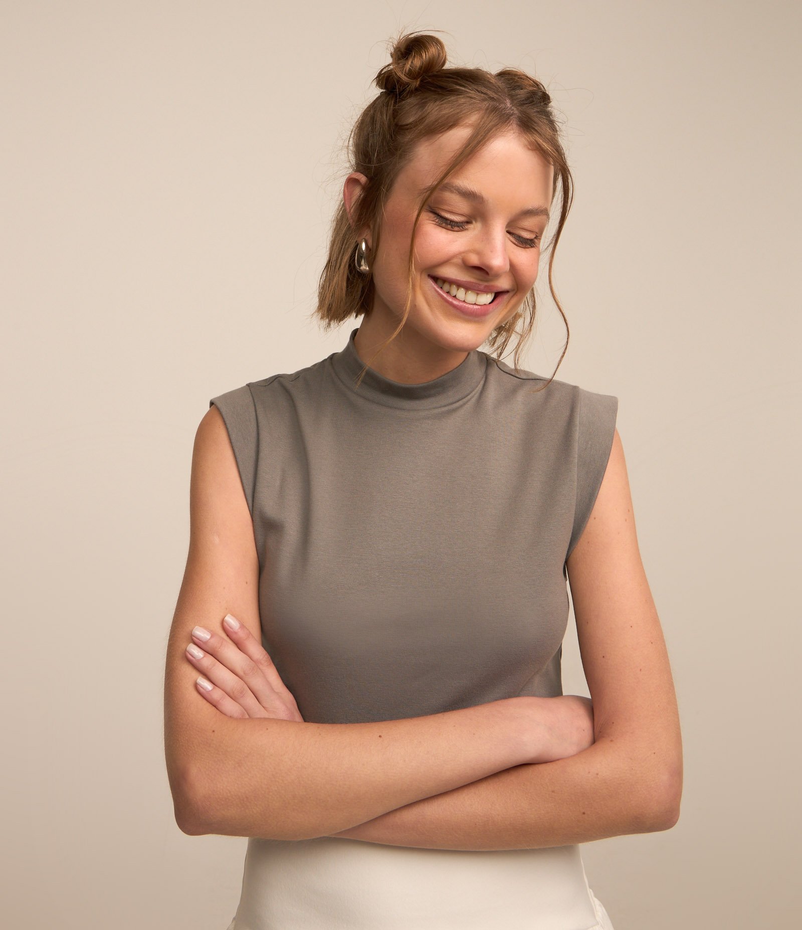 Blusa Regata Cropped em Ribana com Golinha Alta Cinza 1