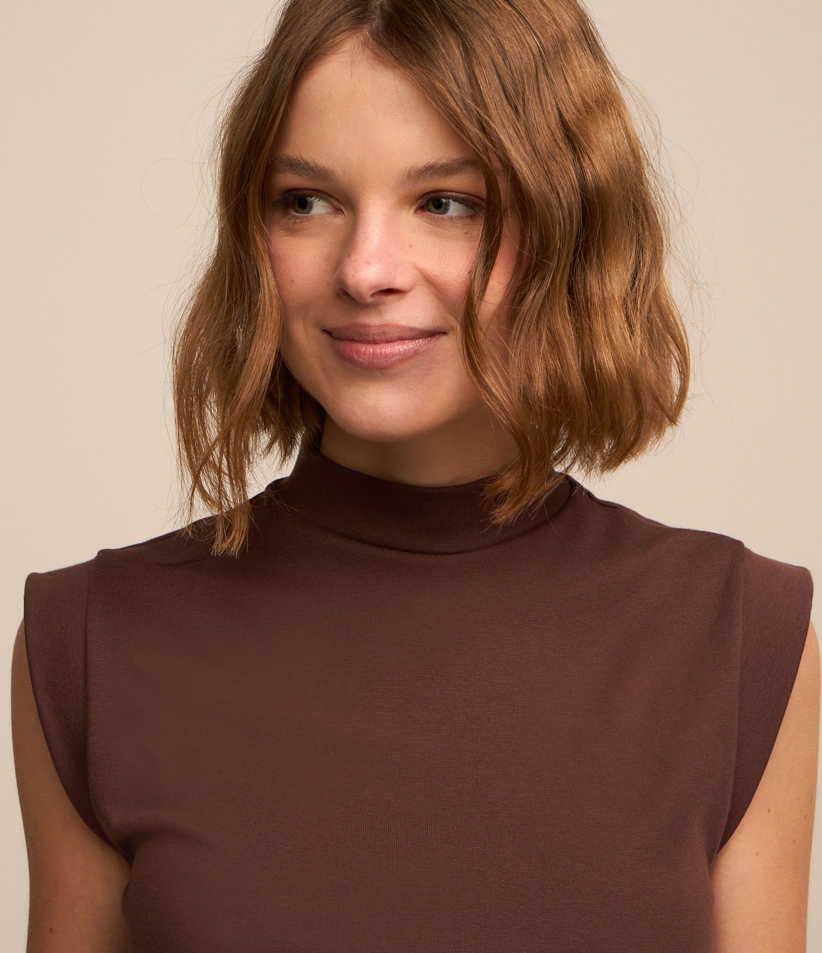 Blusa Regata Cropped em Ribana com Golinha Alta Marrom 3