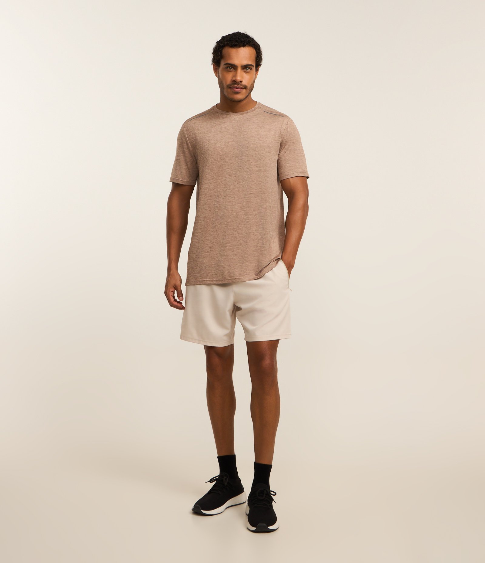 Camiseta Esportiva com Tecnologia Dry e Detalhes Refletivos Marrom Claro 2